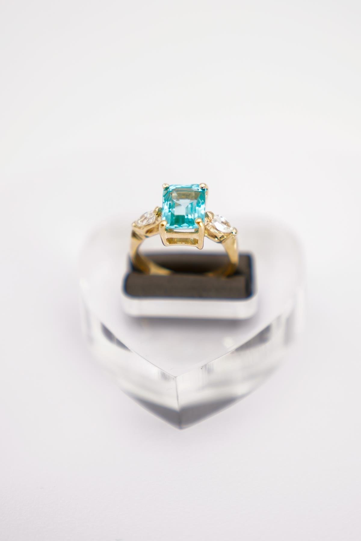 14 Ayar Altın Mavi Topaz ve Damla Taş Detaylı Yüzük – Işıltılı ve Modern Dokunuş