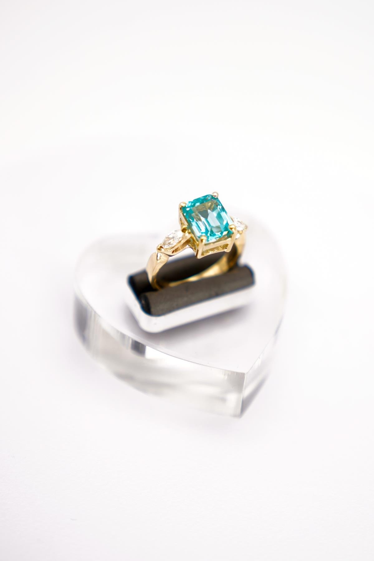 14 Ayar Altın Mavi Topaz ve Damla Taş Detaylı Yüzük – Işıltılı ve Modern Dokunuş