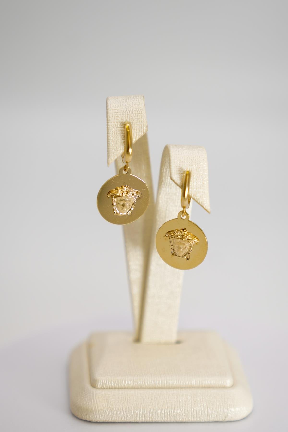 14 Ayar Altın Medusa Figürlü Sallantılı Küpe – Yuvarlak Plaka Tasarımlı Şık Model