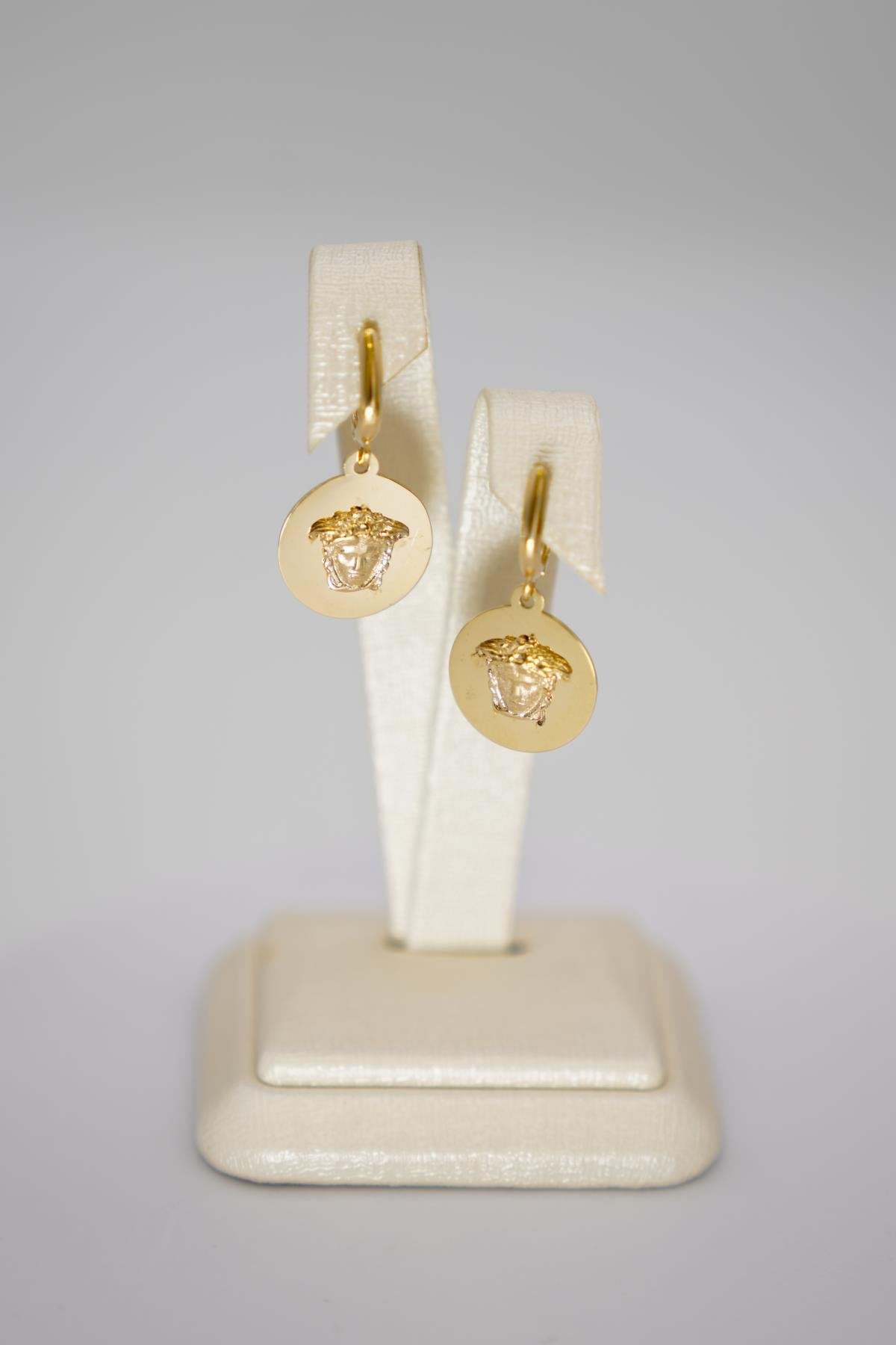 14 Ayar Altın Medusa Figürlü Sallantılı Küpe – Yuvarlak Plaka Tasarımlı Şık Model