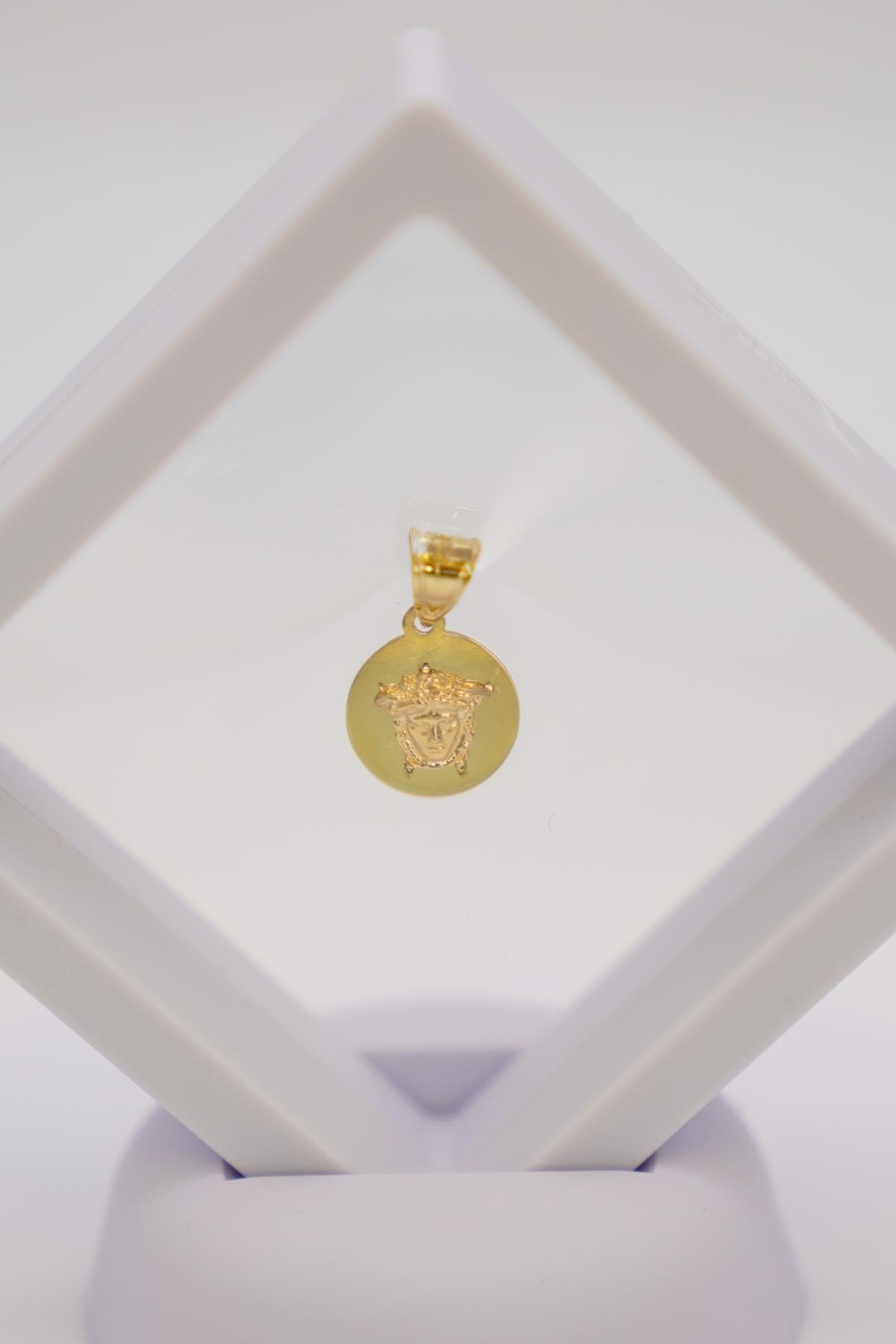 14 Ayar Altın Medusa Figürlü Yuvarlak Kolye Ucu – Mitolojik ve Estetik Detaylı Tasarım