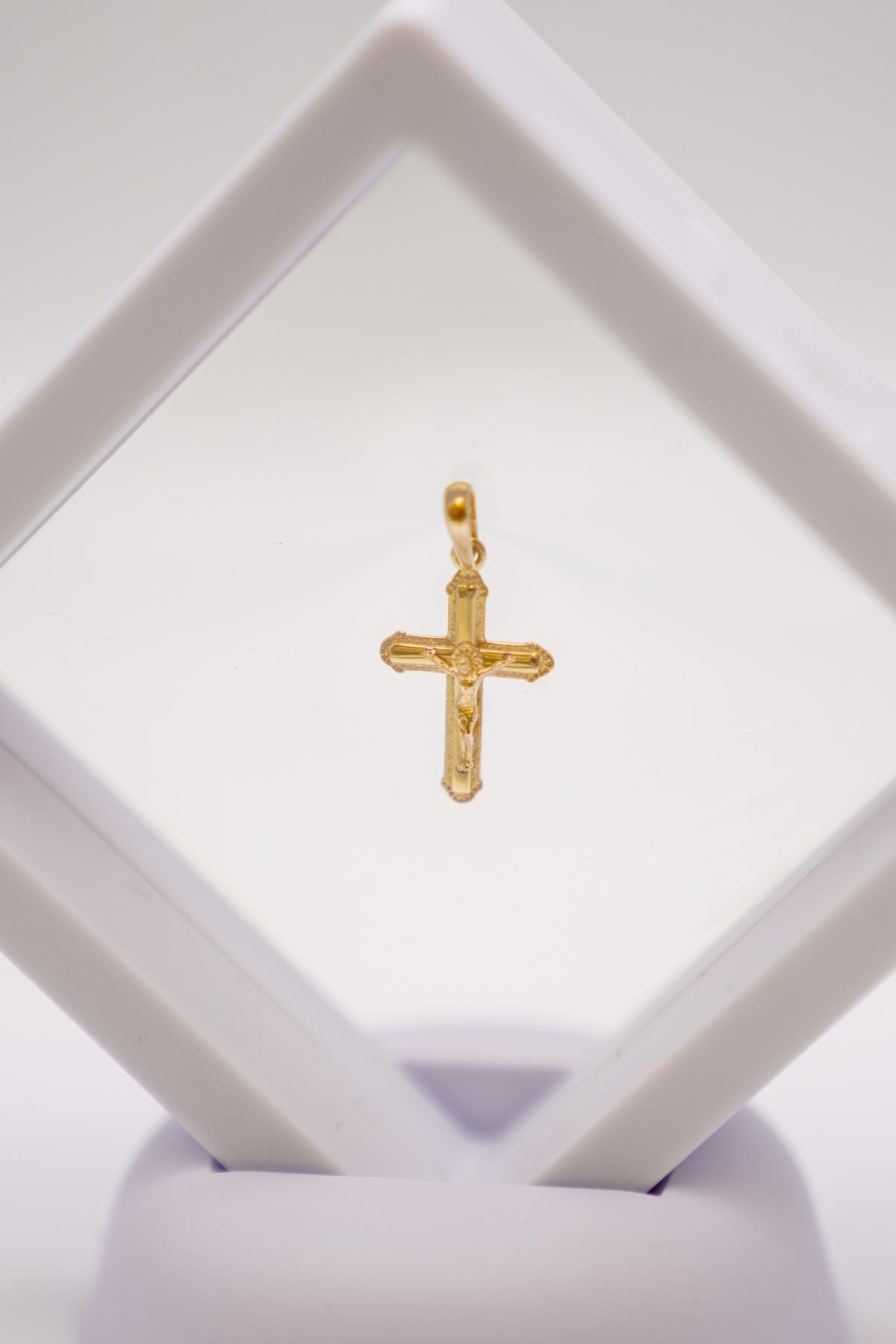 14 Ayar Altın Mini Haç Kolye Ucu – İnce ve Anlamlı Tasarımlı Hafif Takı Seçeneği