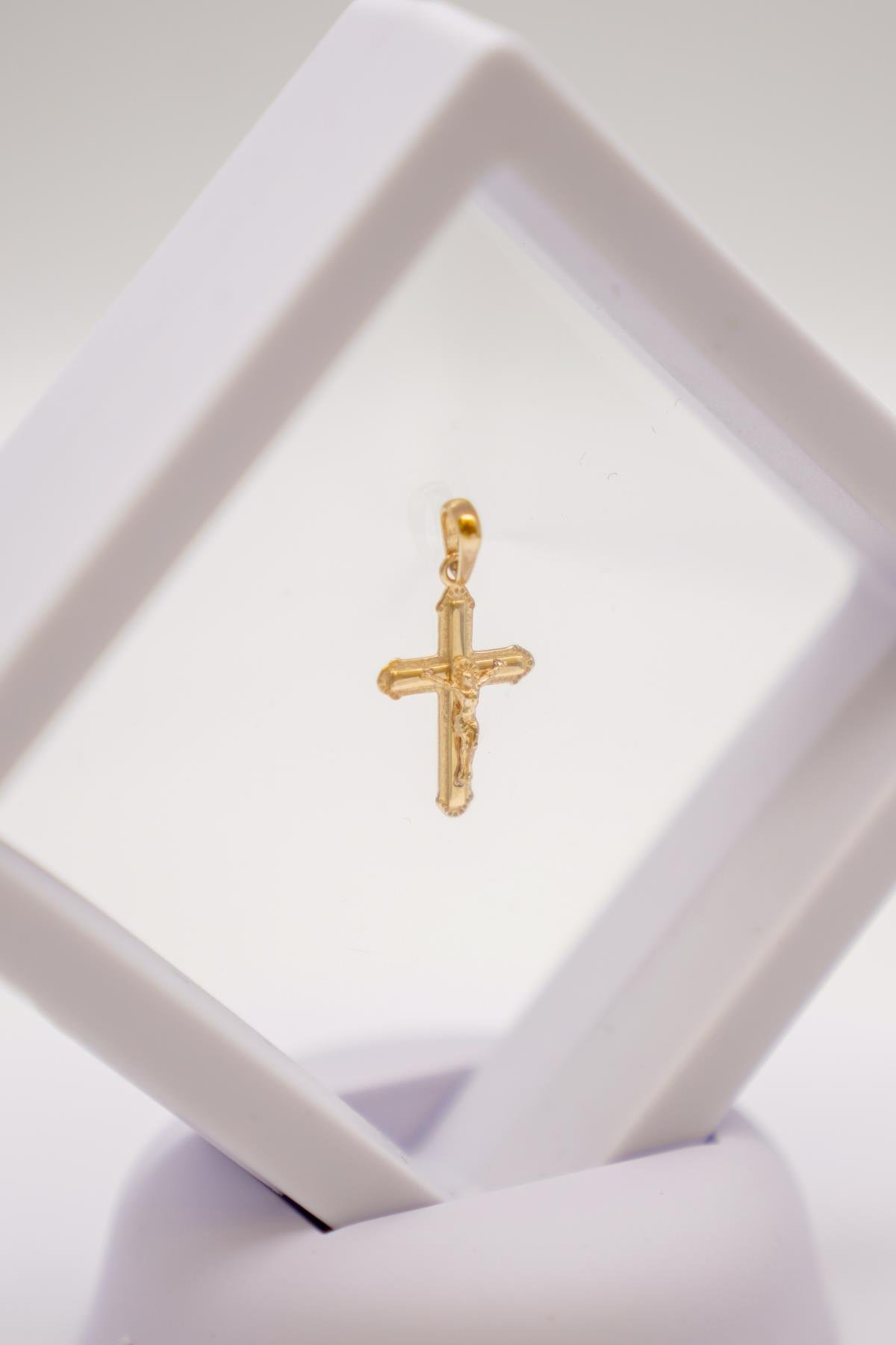 14 Ayar Altın Mini Haç Kolye Ucu – İnce ve Anlamlı Tasarımlı Hafif Takı Seçeneği