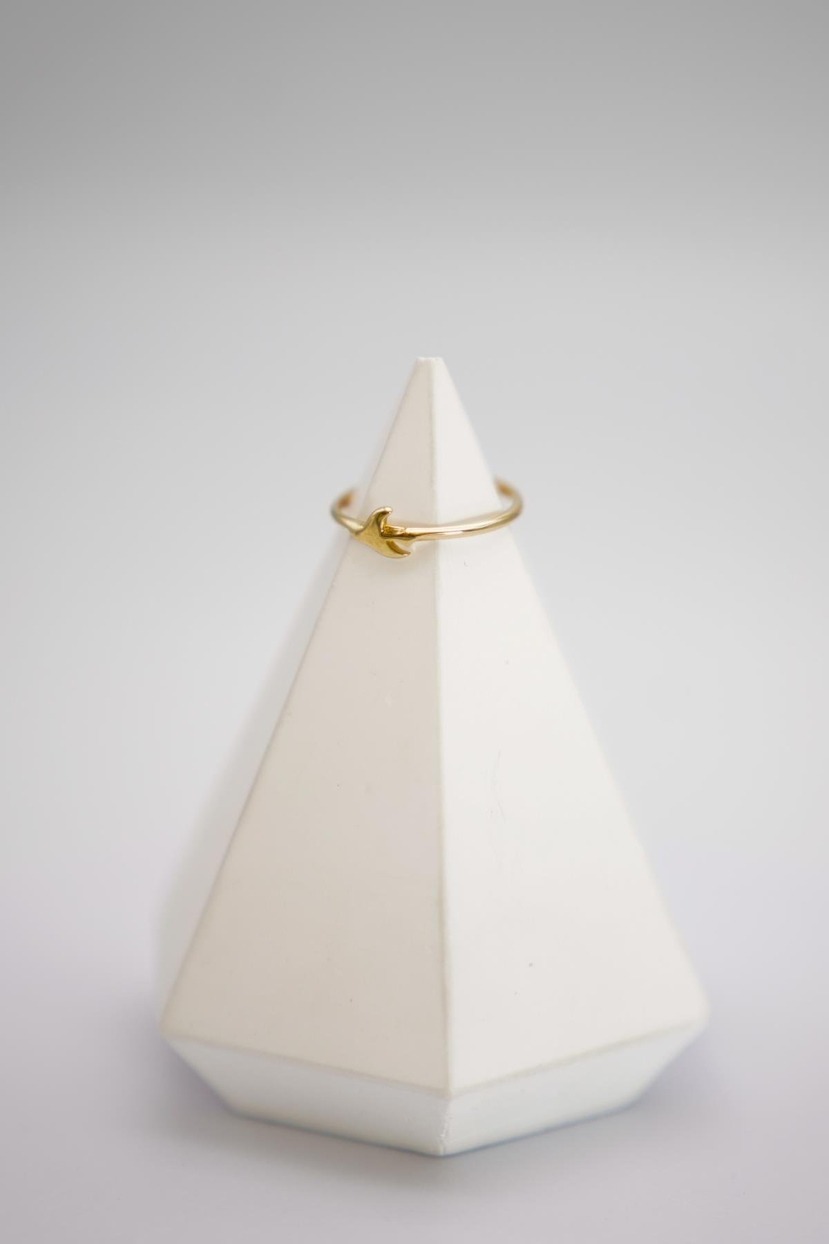 14 Ayar Altın Minimal El Figürlü Yüzük – Zarif ve Sade Tasarımlı Günlük Takı Modeli