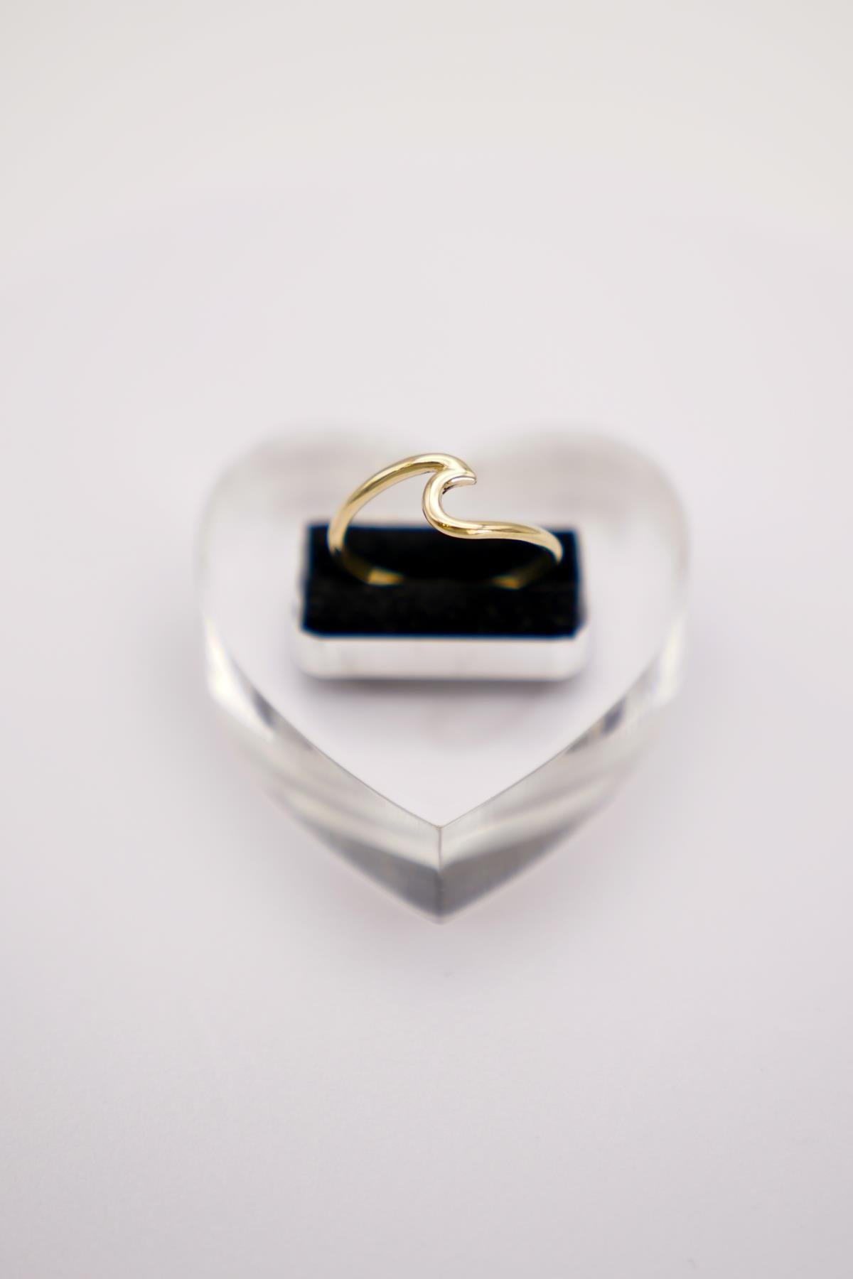 14 Ayar Altın Modern Fantazi Yüzük – Kavisli Şık Formda Zarif ve Asimetrik Tasarım