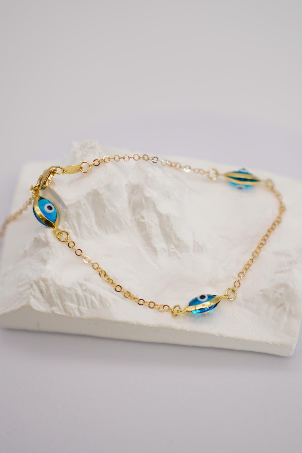 14 Ayar Altın Nazar Boncuklu Bileklik – 20 cm Zarif Zincirli Şık ve Anlamlı Altın Aksesuar