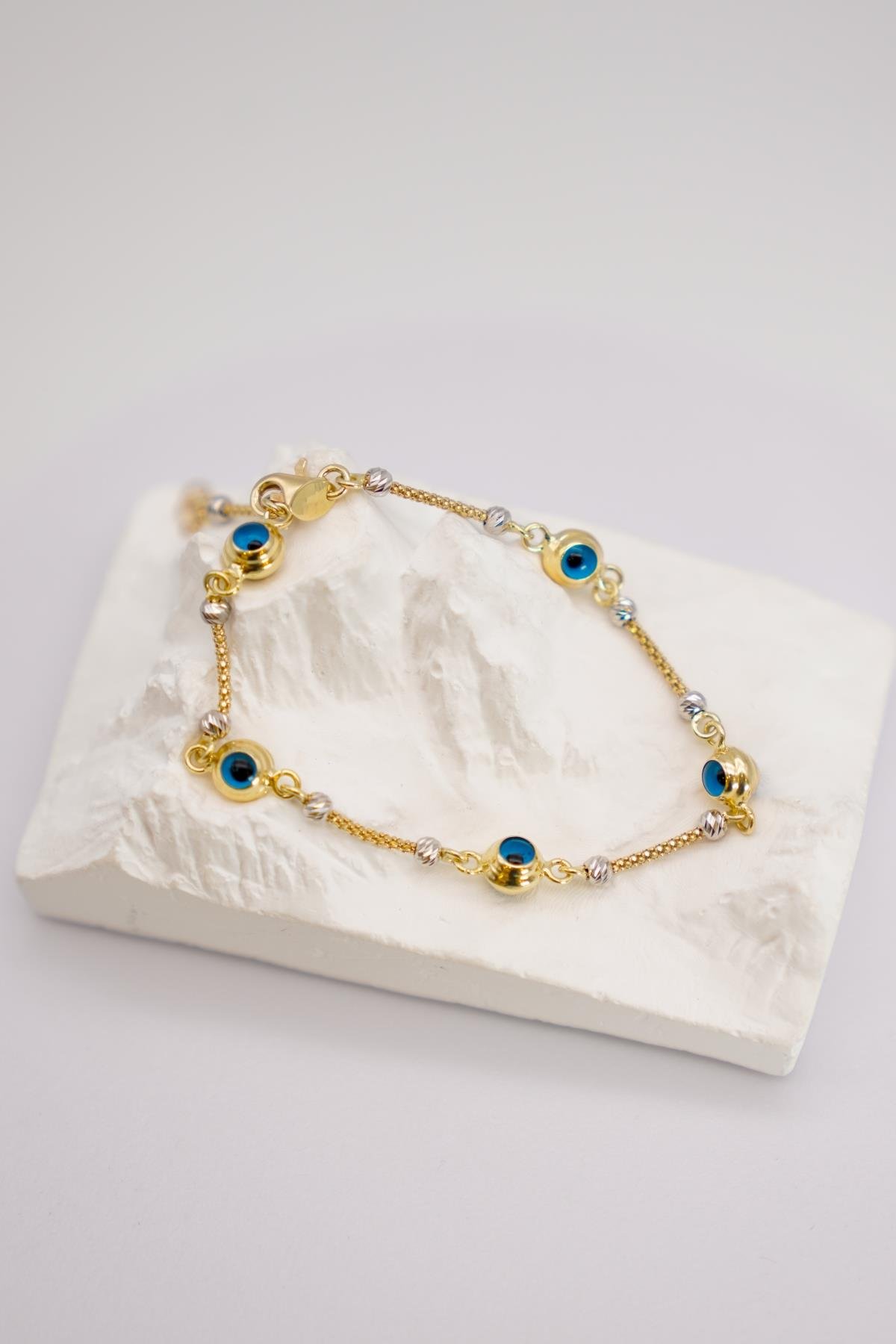 14 Ayar Altın Nazar Boncuklu Dorika Bileklik – Şans Sembolü Detaylı Zarif Altın Tasarım