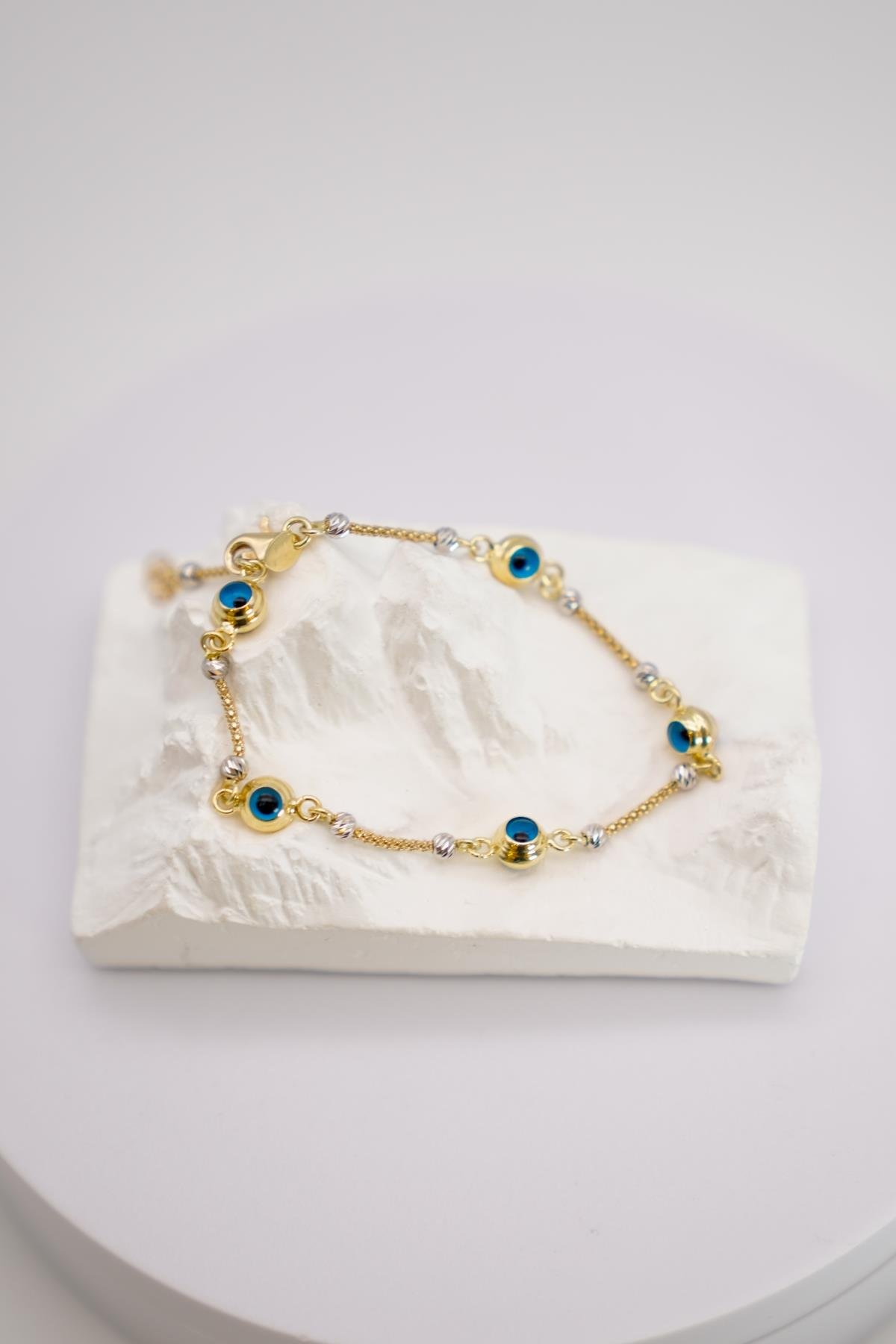 14 Ayar Altın Nazar Boncuklu Dorika Bileklik – Şans Sembolü Detaylı Zarif Altın Tasarım