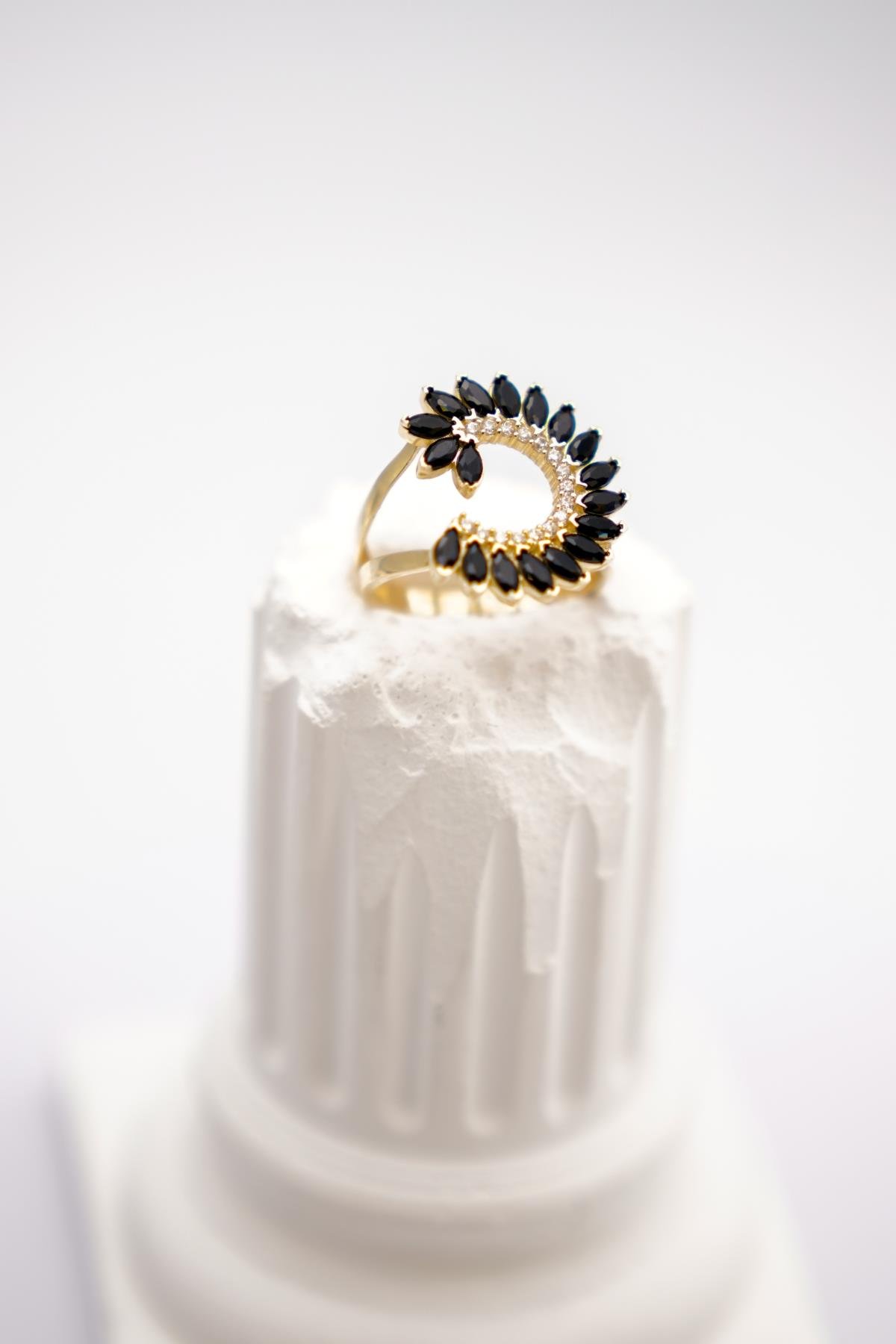 14 Ayar Altın Oniks Taşlı Açık Form Fantasy Yüzük – Modern Tasarım, Göz Alıcı Siyah Işıltı