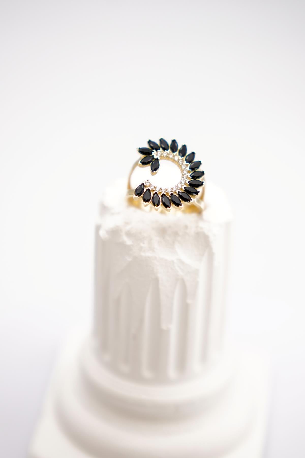 14 Ayar Altın Oniks Taşlı Açık Form Fantasy Yüzük – Modern Tasarım, Göz Alıcı Siyah Işıltı