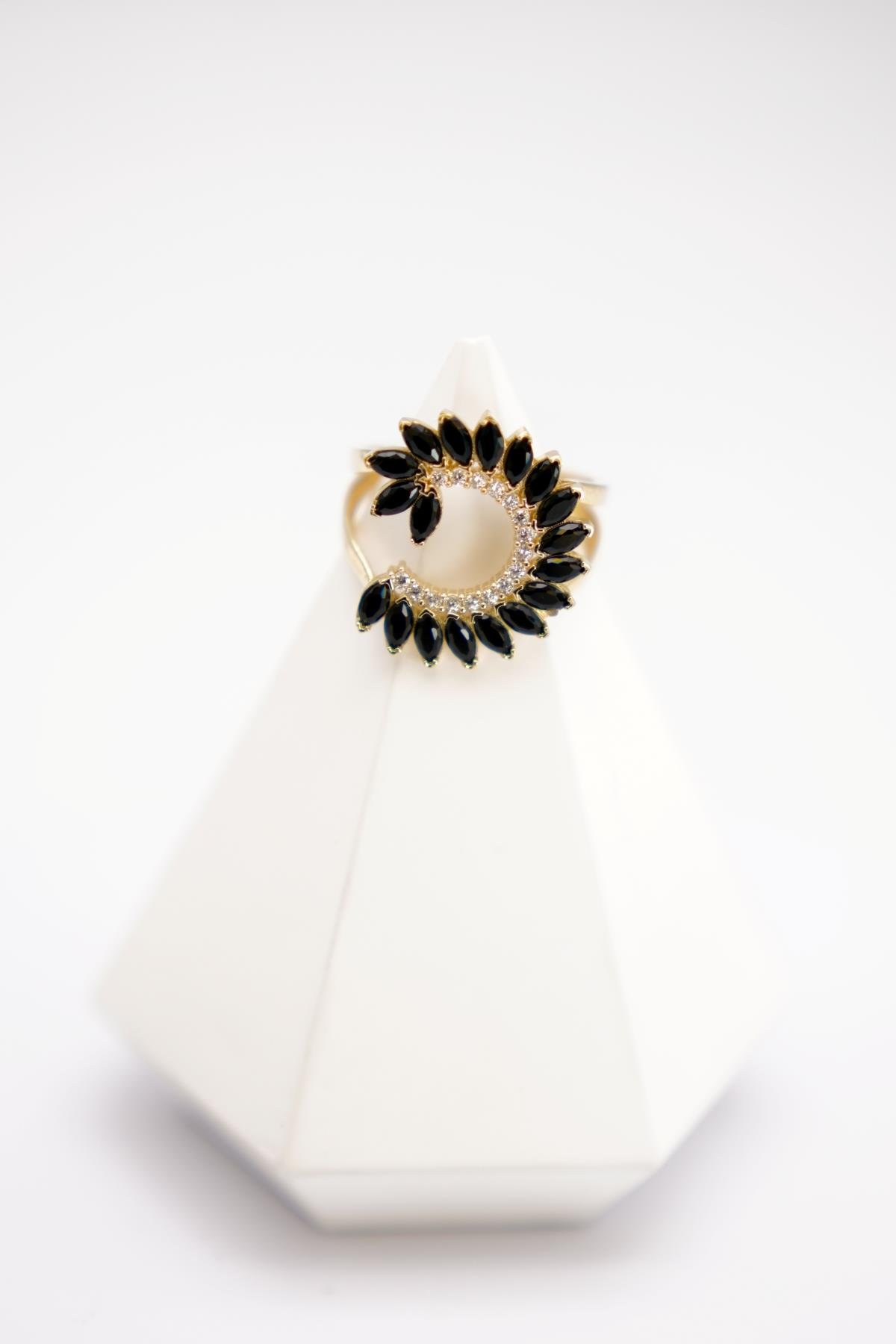 14 Ayar Altın Oniks Taşlı Açık Form Fantasy Yüzük – Modern Tasarım, Göz Alıcı Siyah Işıltı