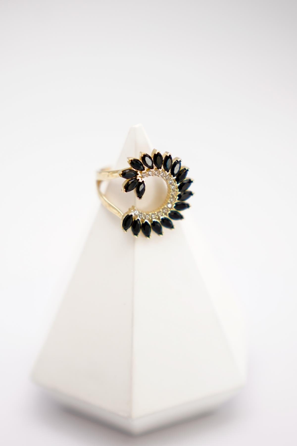 14 Ayar Altın Oniks Taşlı Açık Form Fantasy Yüzük – Modern Tasarım, Göz Alıcı Siyah Işıltı