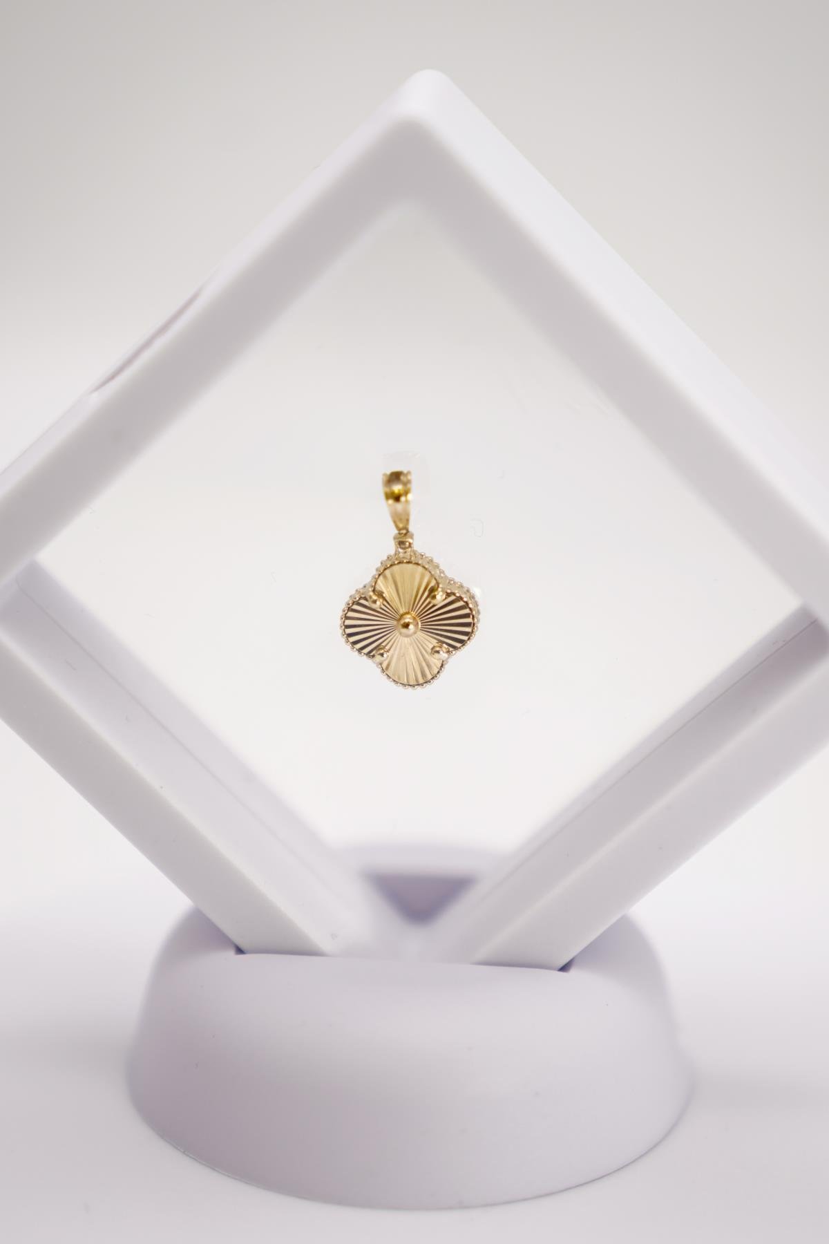 14 Ayar Altın Oniks Taşlı Çift Taraflı Yonca Model Kolye Ucu