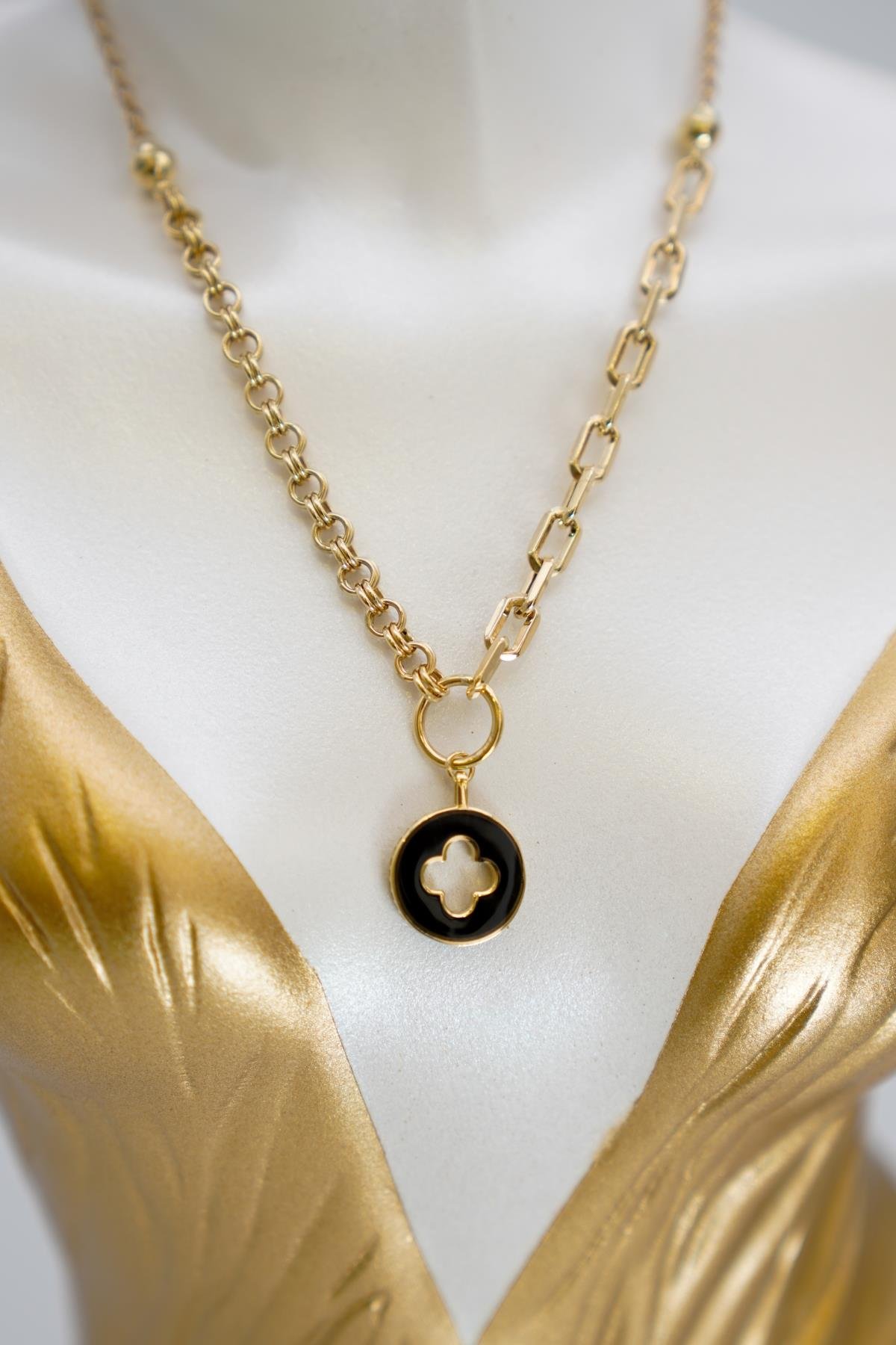 14 Ayar Altın Oniks Taşlı Siyah Yonca Figürlü Zincir Kolye Şık ve Dikkat Çekici Tasarım