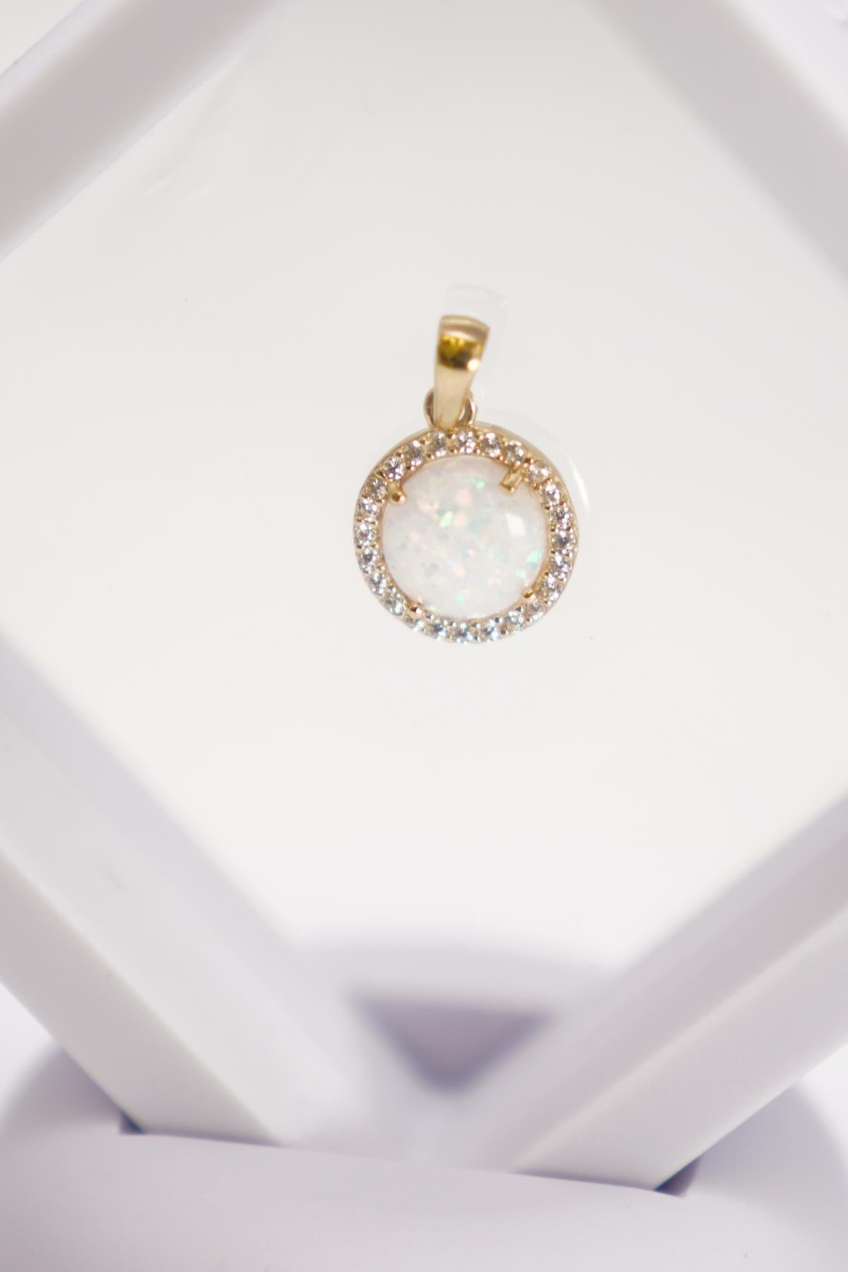 14 Ayar Altın Opal Taşlı Çerçeveli Yuvarlak Kolye Ucu