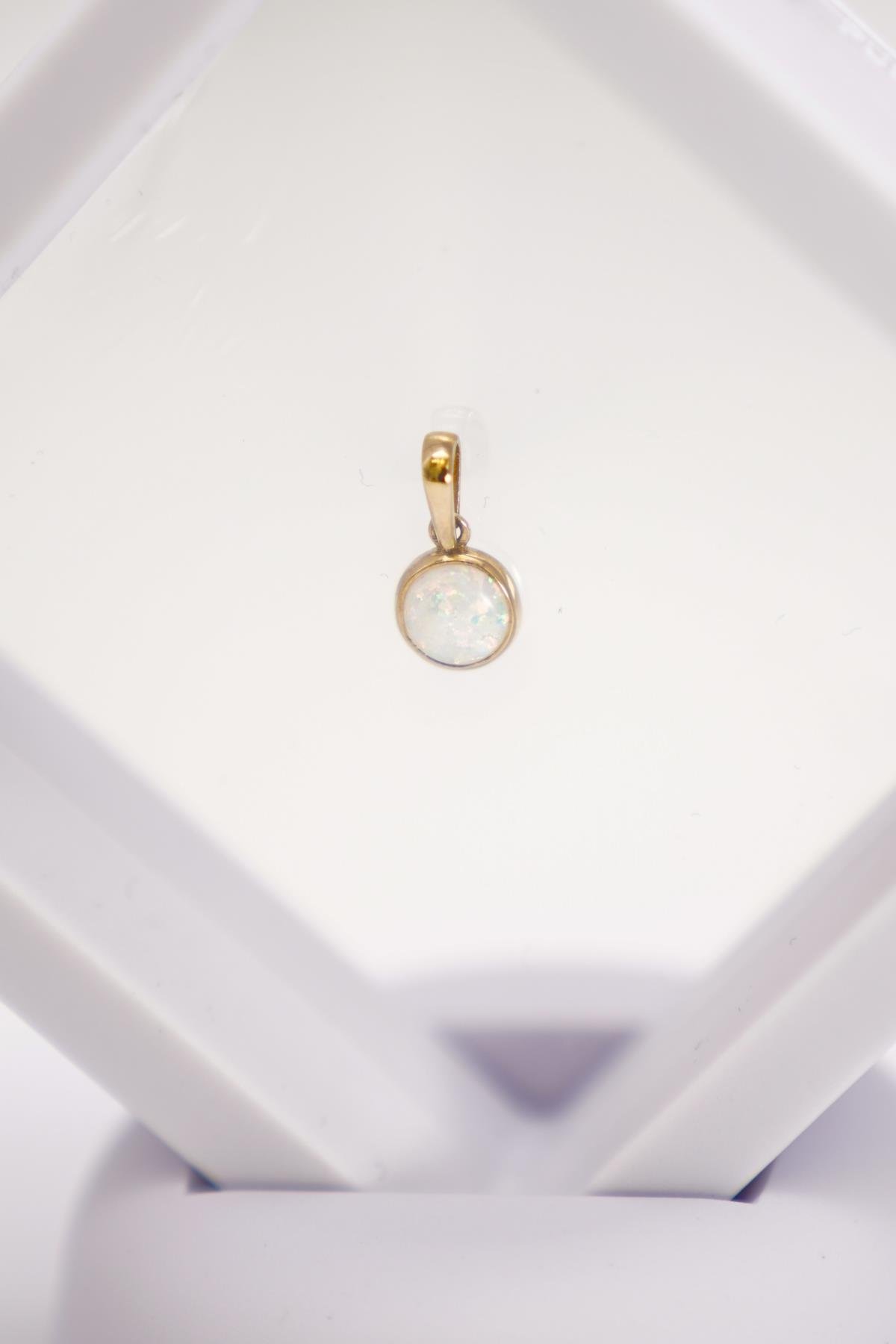 14 Ayar Altın Opal Taşlı Yuvarlak Minimal Kolye Ucu