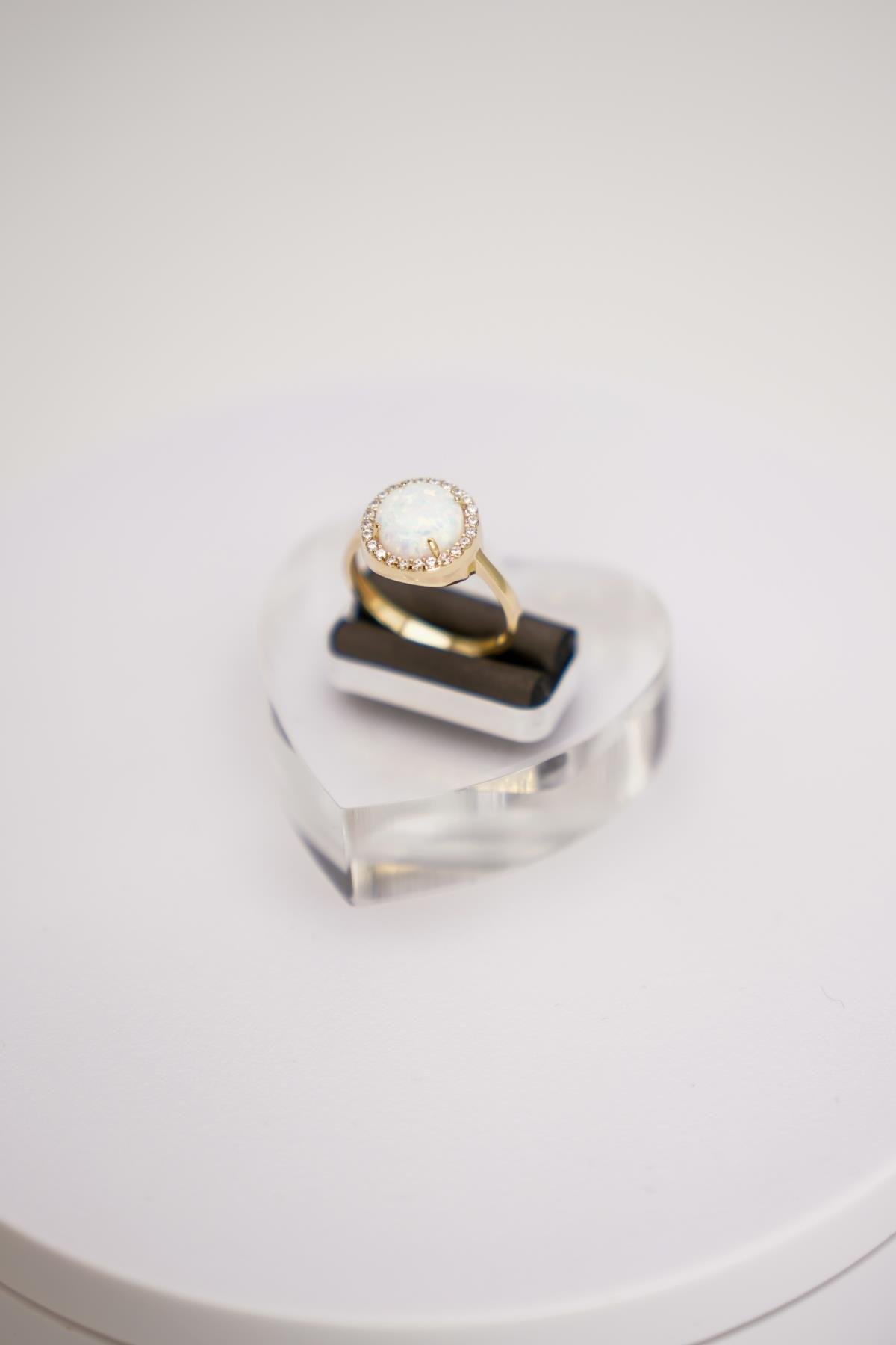 14 Ayar Altın Opal Taşlı Yüzük – Işıltılı Yuvarlak Form ve Zarif Taş Detaylı Tasarım