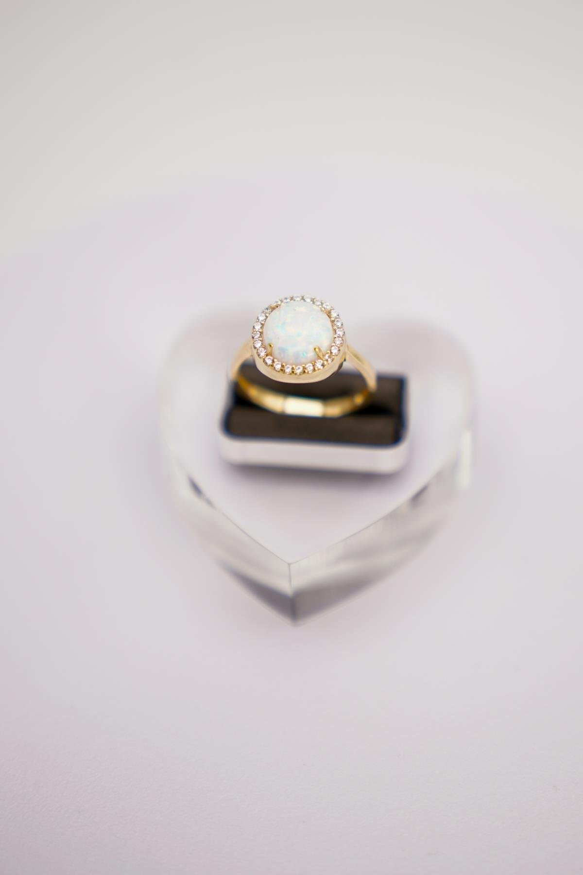 14 Ayar Altın Opal Taşlı Yüzük – Işıltılı Yuvarlak Form ve Zarif Taş Detaylı Tasarım