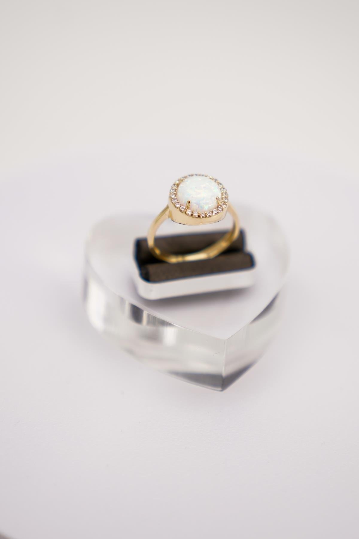 14 Ayar Altın Opal Taşlı Yüzük – Işıltılı Yuvarlak Form ve Zarif Taş Detaylı Tasarım