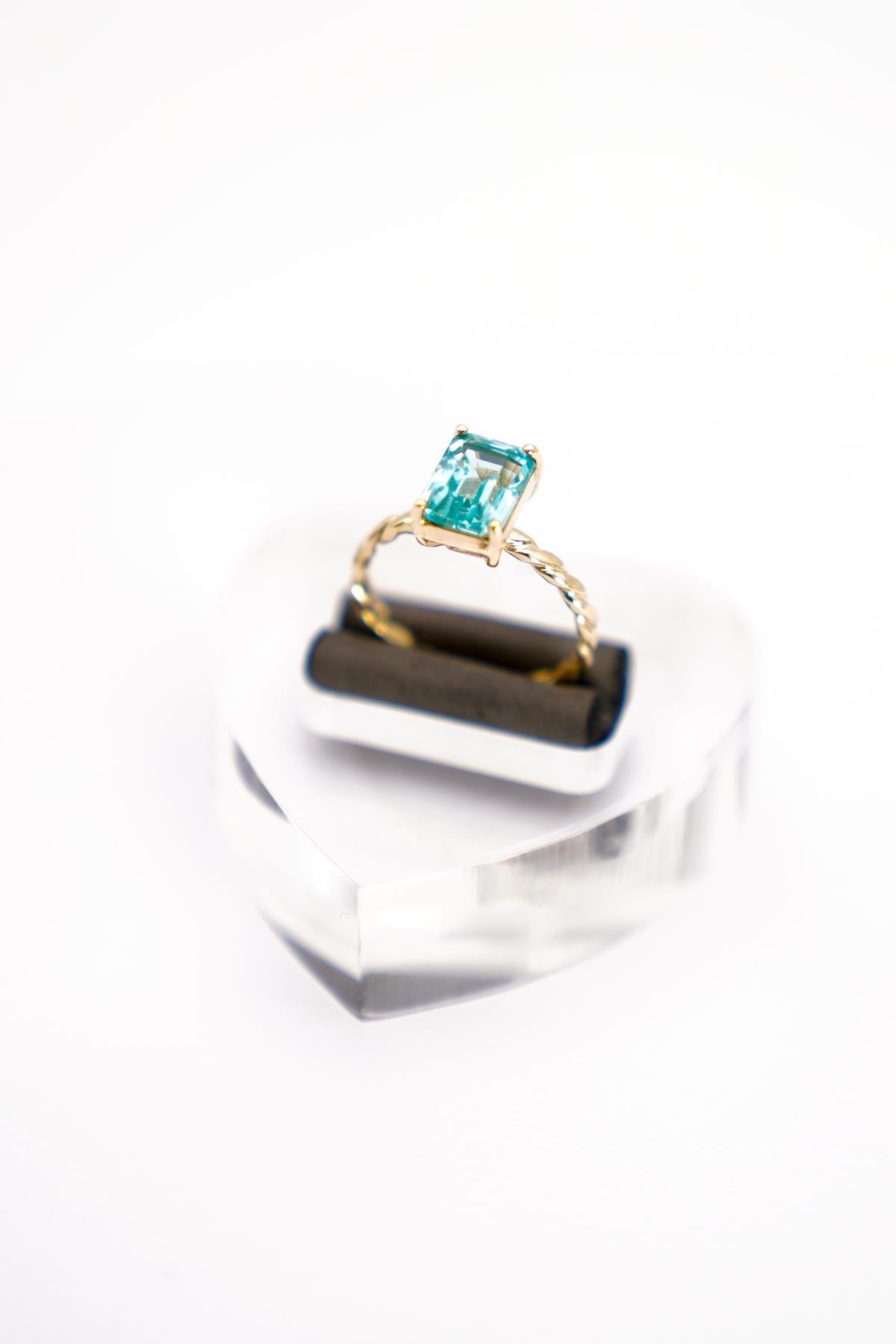 14 Ayar Altın Örgü Formlu Mavi Topaz Yüzük – Modern ve Zarif Tasarım Detaylarıyla