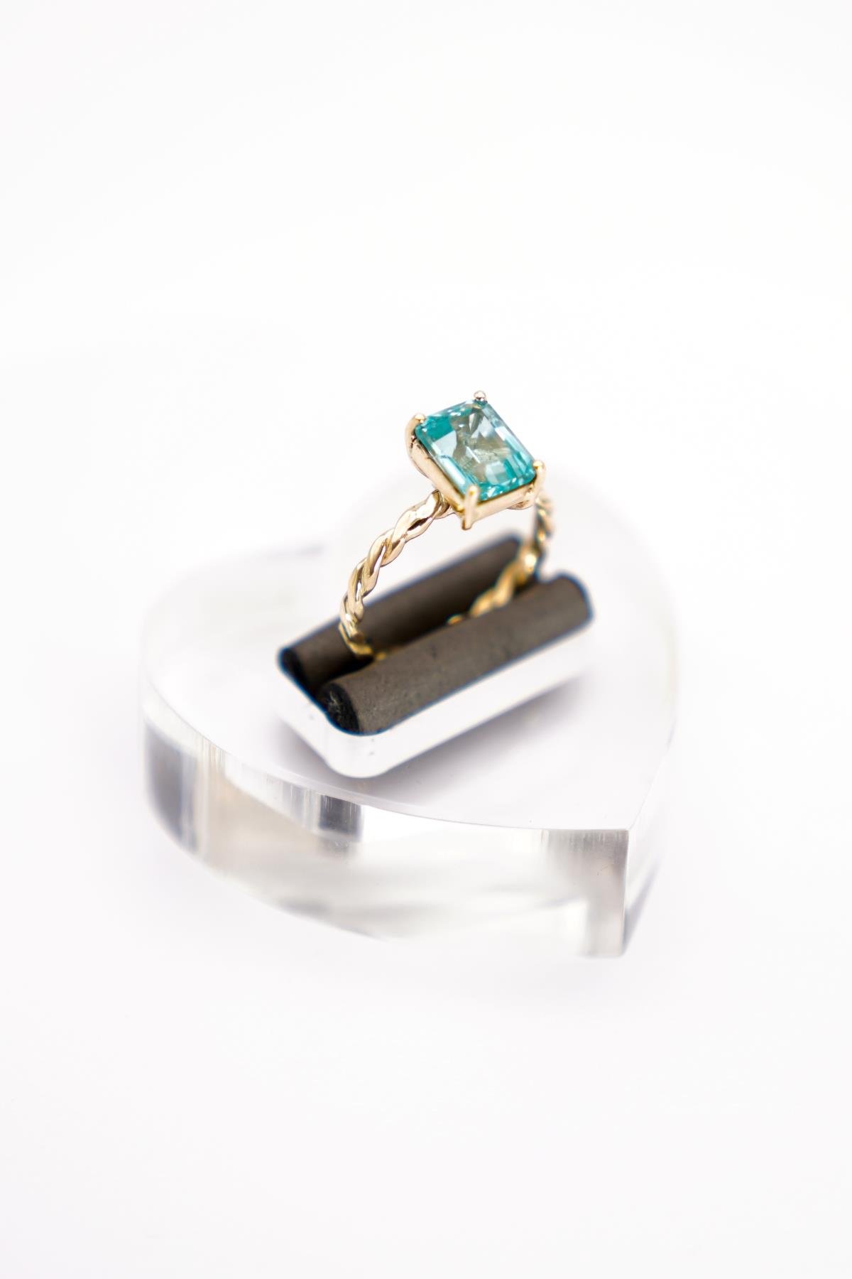 14 Ayar Altın Örgü Formlu Mavi Topaz Yüzük – Modern ve Zarif Tasarım Detaylarıyla