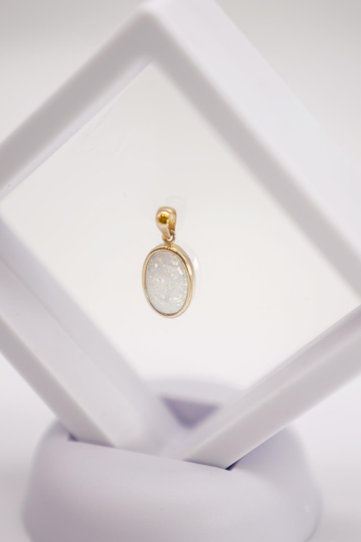 14 Ayar Altın Oval Formlu Opal Taşlı Minimal Kolye Ucu