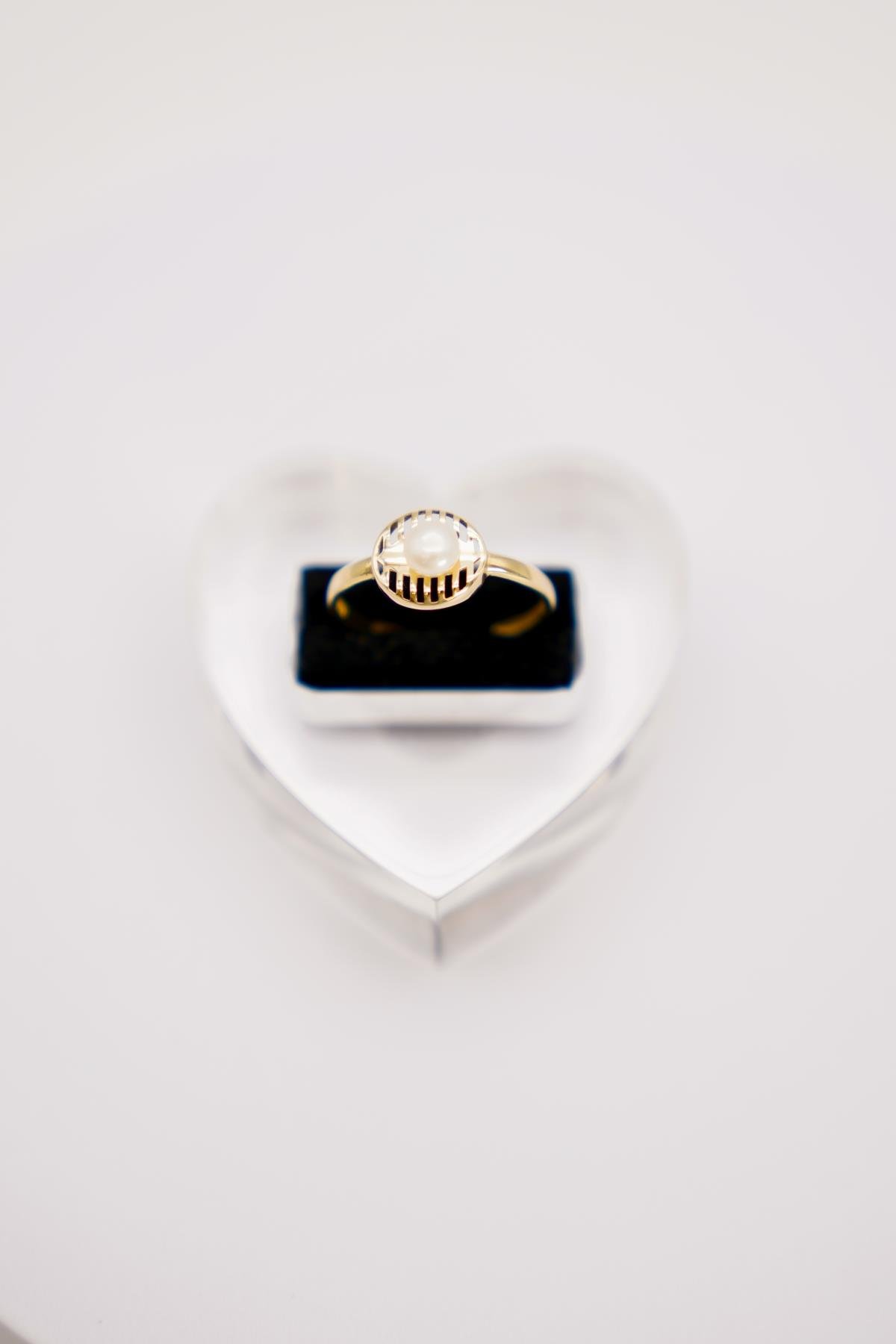 14 Ayar Altın Oval İncili Yüzük – Zarif Halka Formu ve Klasik Beyaz İnci Detayı