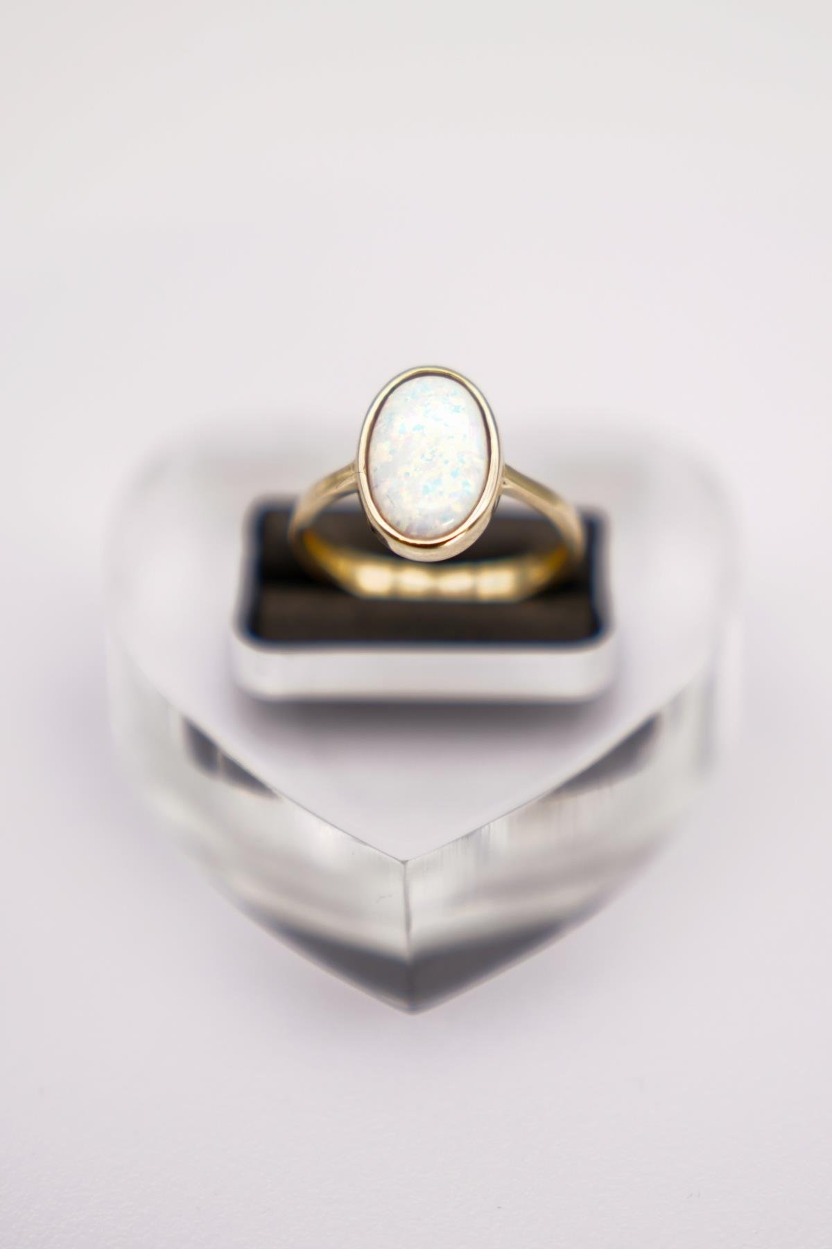 14 Ayar Altın Oval Opal Taşlı Yüzük – Sade Tasarım Sevenler İçin Zarif Dokunuş