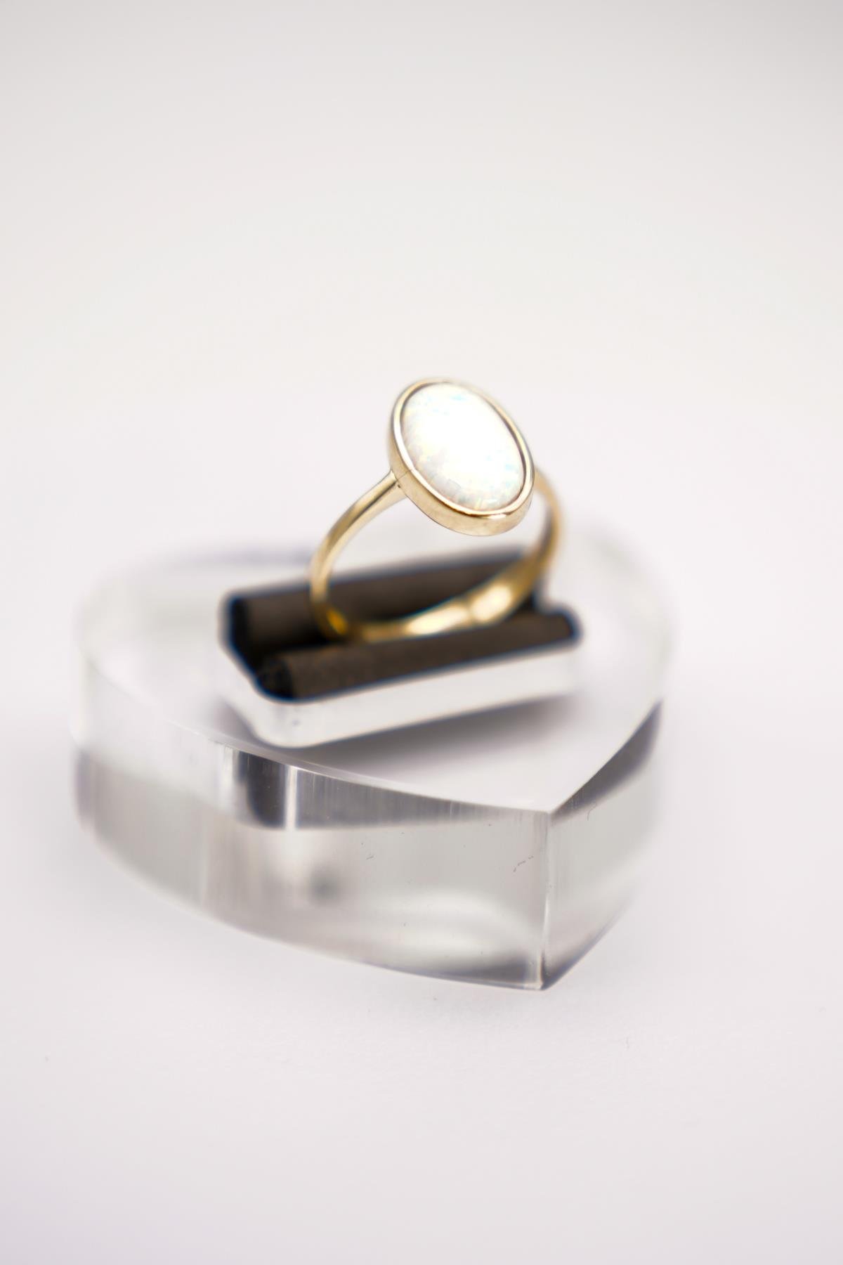 14 Ayar Altın Oval Opal Taşlı Yüzük – Sade Tasarım Sevenler İçin Zarif Dokunuş