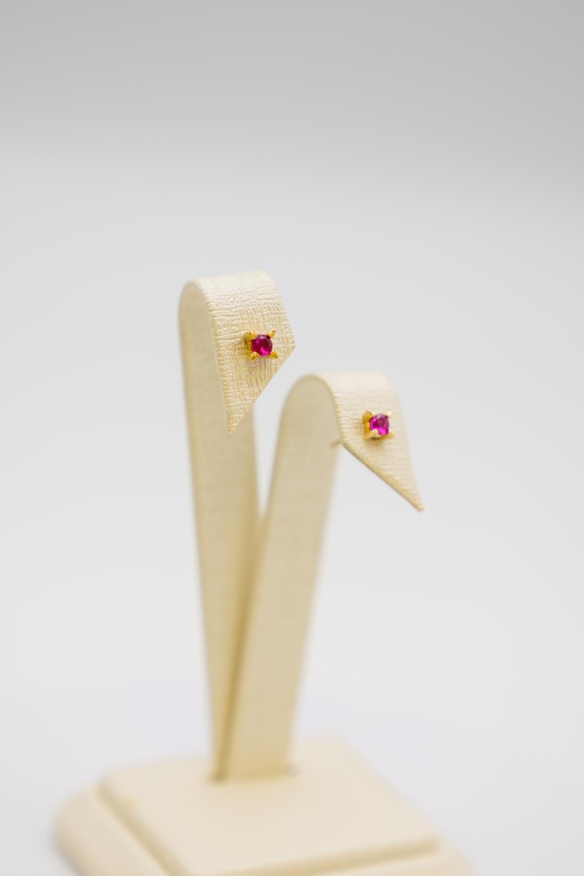 14 Ayar Altın Pembe Kuvars Taşlı Minimal Küpe – Renkli ve Zarif Günlük Stil