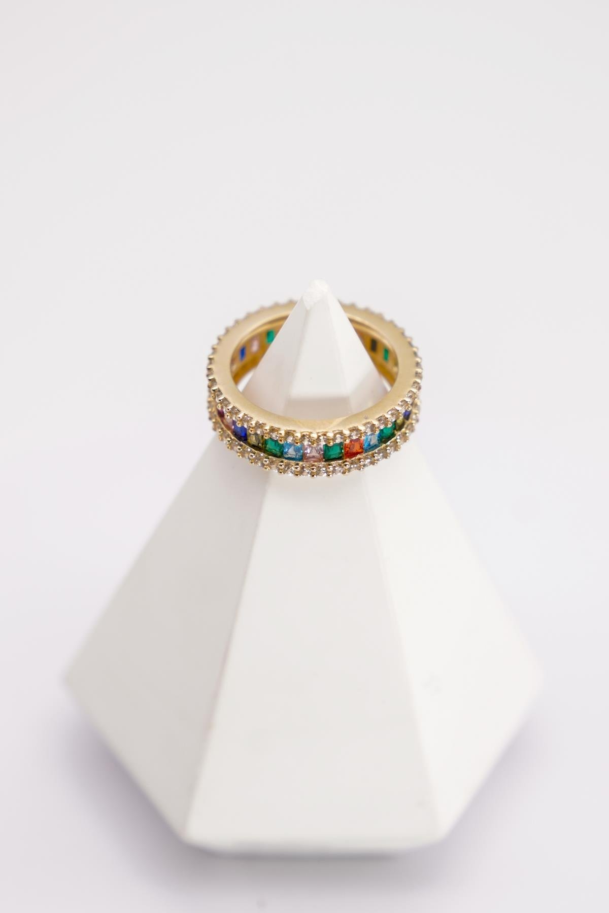 14 Ayar Altın Renkli Zirkon Taşlı Yüzük – Çift Sıra Işıltı ve Modern Tam Tur Tasarım