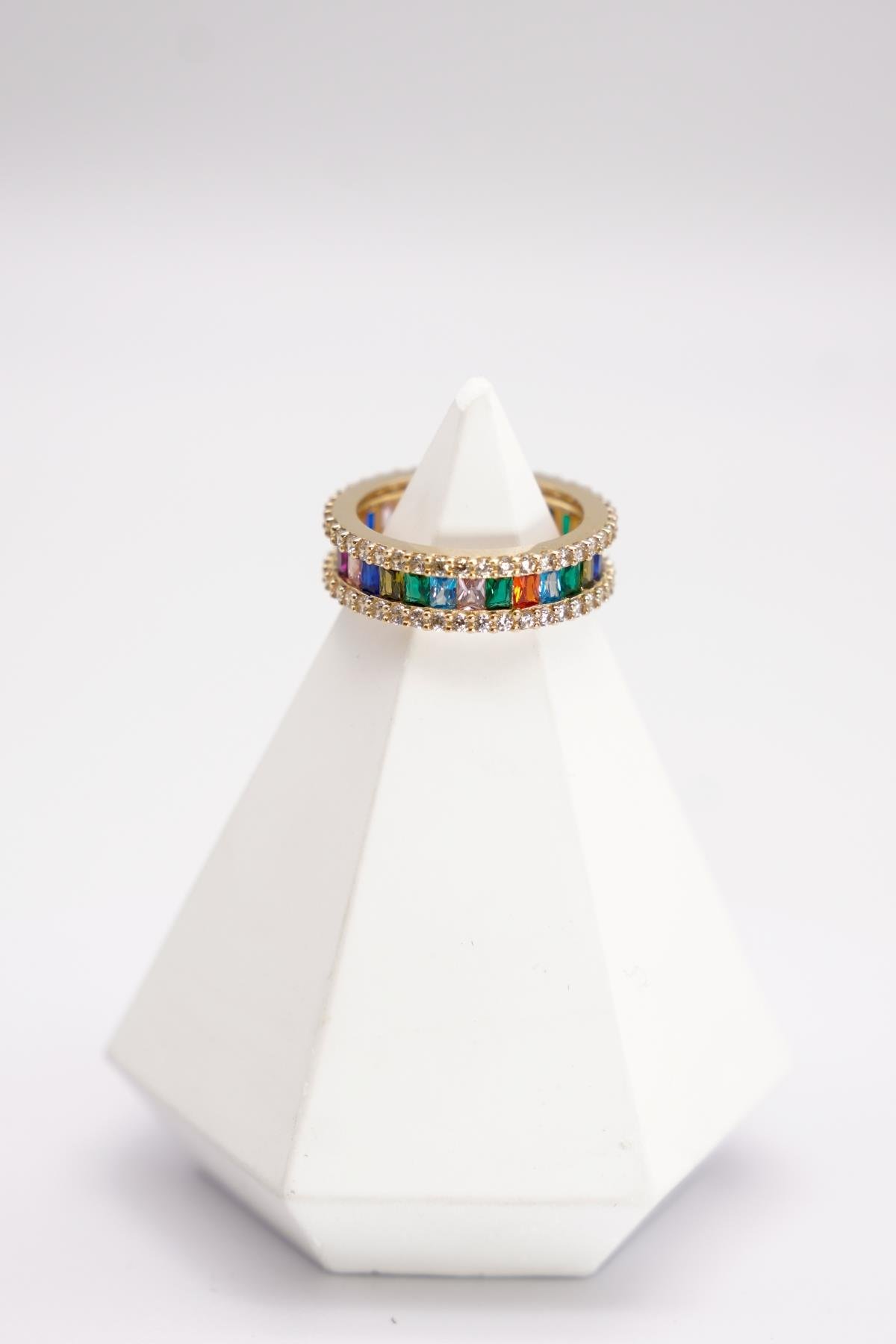 14 Ayar Altın Renkli Zirkon Taşlı Yüzük – Çift Sıra Işıltı ve Modern Tam Tur Tasarım