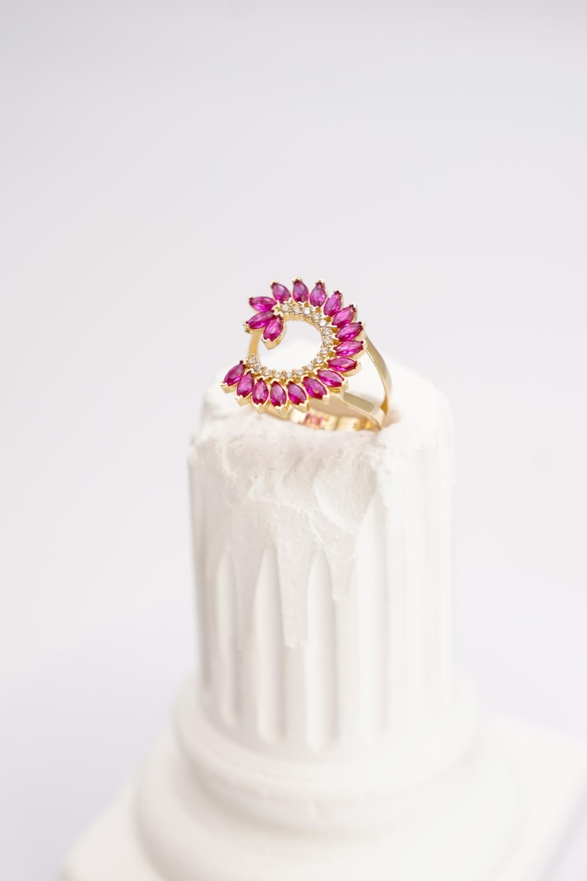 14 Ayar Altın Rose Kuvars Taşlı Açık Form Fantasy Yüzük – Göz Alıcı Tasarım, Modern Işık Yansıması