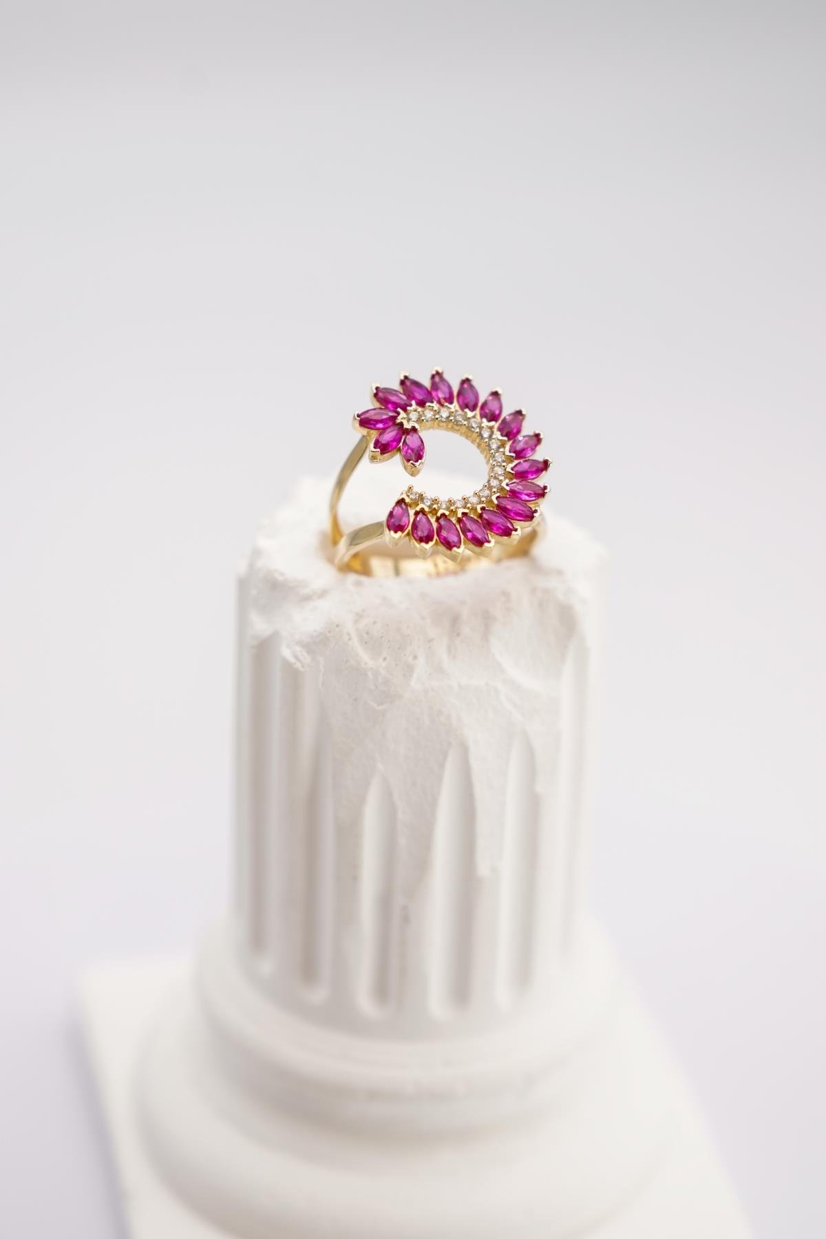 14 Ayar Altın Rose Kuvars Taşlı Açık Form Fantasy Yüzük – Göz Alıcı Tasarım, Modern Işık Yansıması