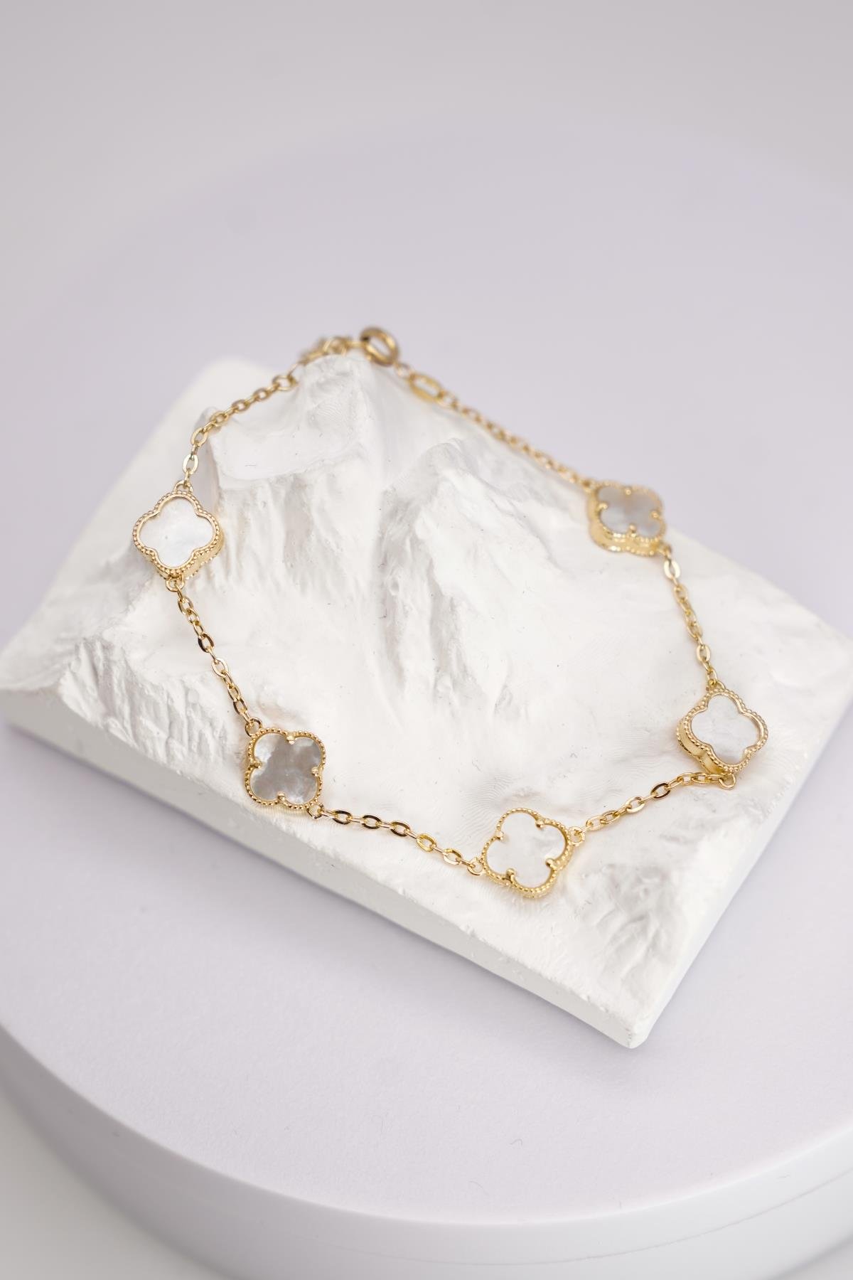 14 Ayar Altın Sedef Taşlı Yonca Bileklik – Zarif Zincirli ve Şans Sembolü Tasarımı