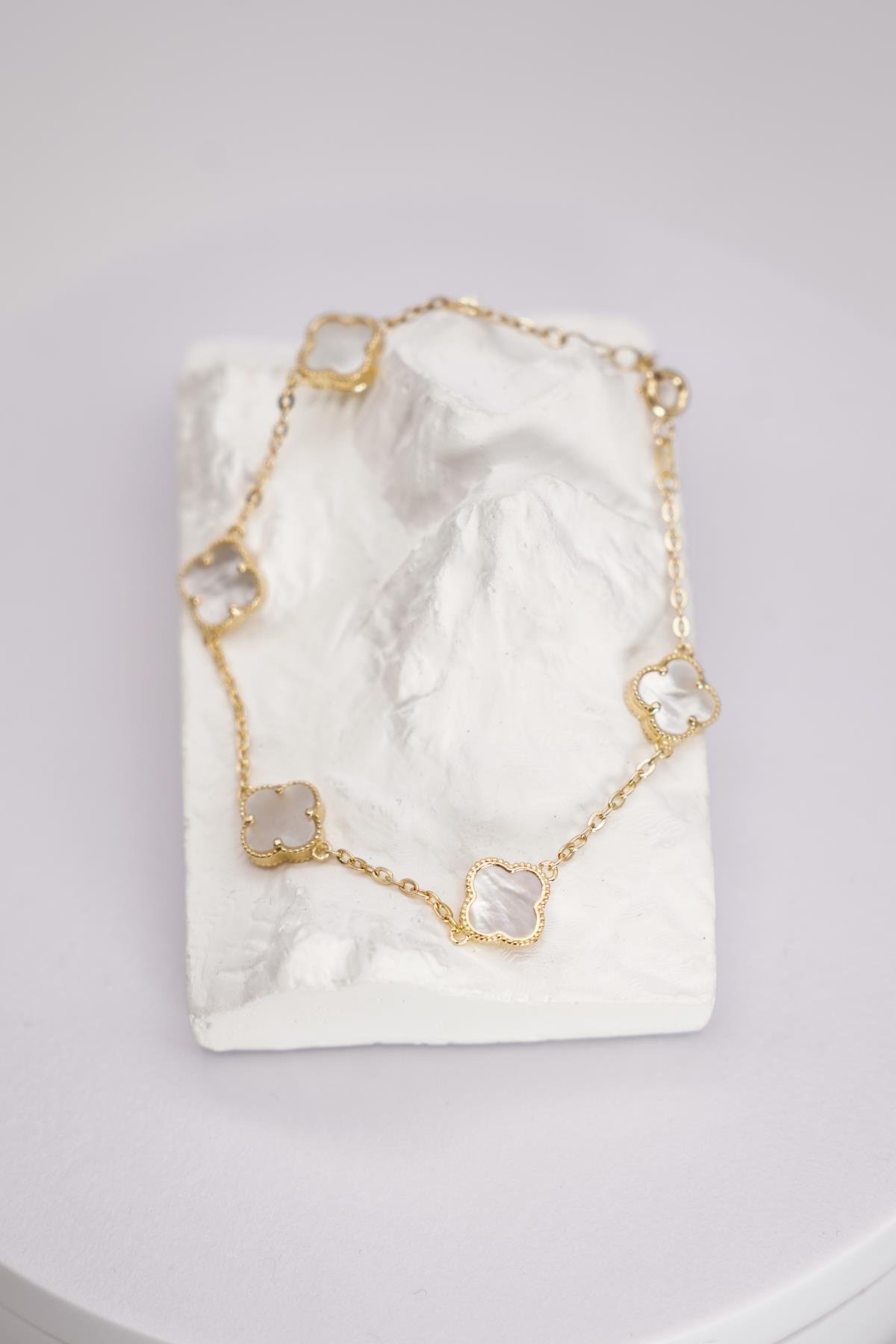 14 Ayar Altın Sedef Taşlı Yonca Bileklik – Zarif Zincirli ve Şans Sembolü Tasarımı