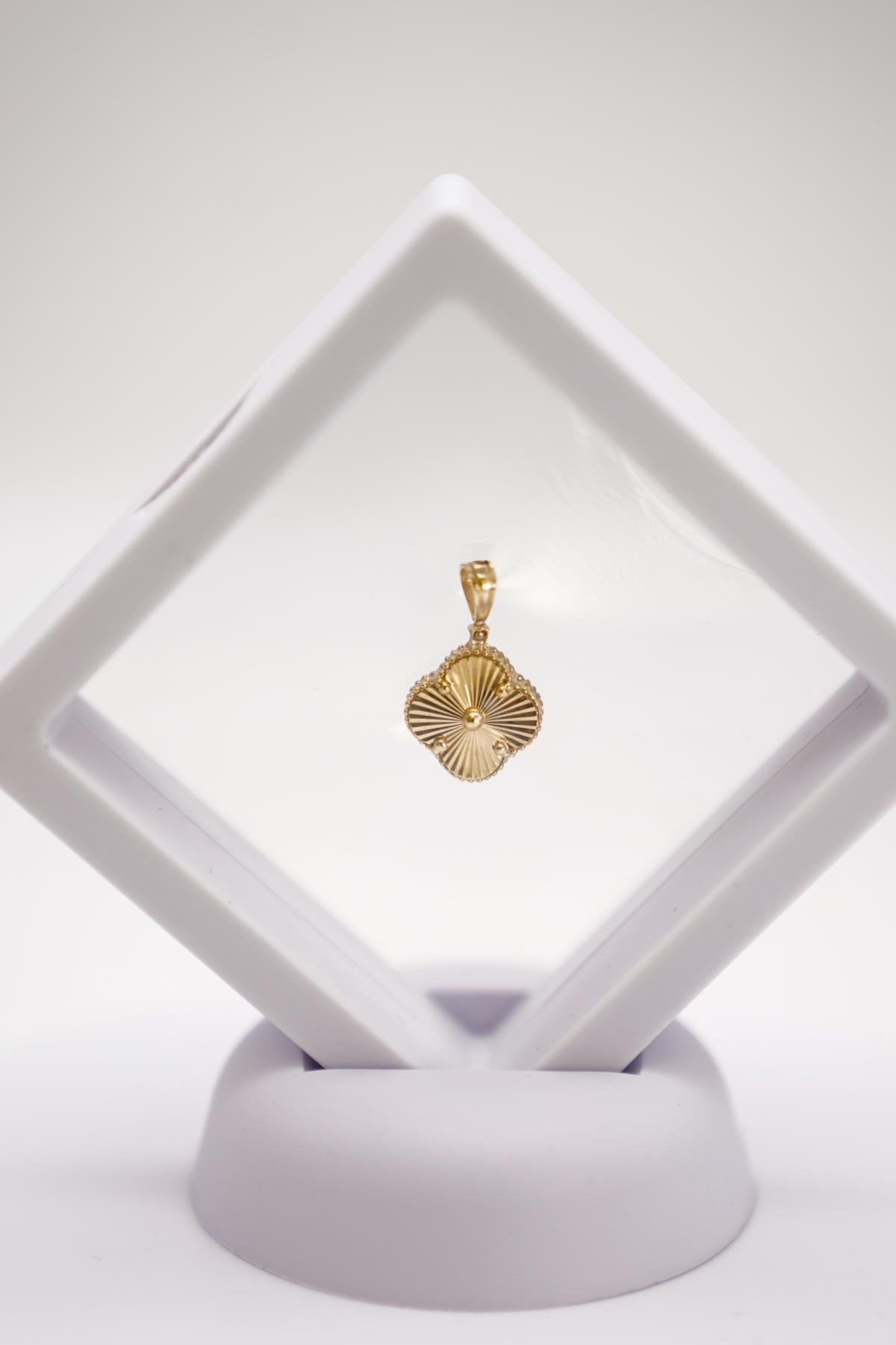 14 Ayar Altın Sedef Taşlı Yonca Model Minimal Kolye Ucu