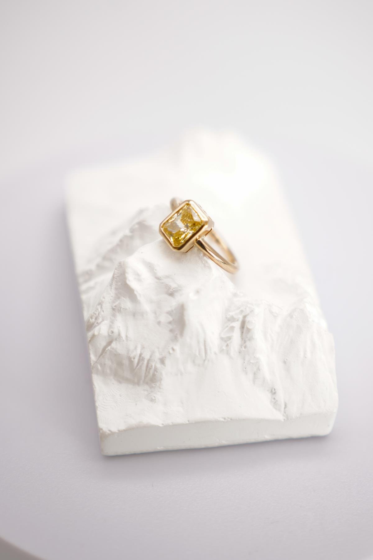 14 Ayar Altın Sitrin Taşlı Yüzük – Modern Kesim Sarı Taşlı Şık ve Minimal Yüzük