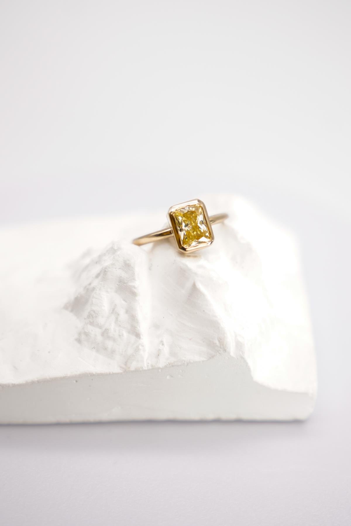 14 Ayar Altın Sitrin Taşlı Yüzük – Modern Kesim Sarı Taşlı Şık ve Minimal Yüzük