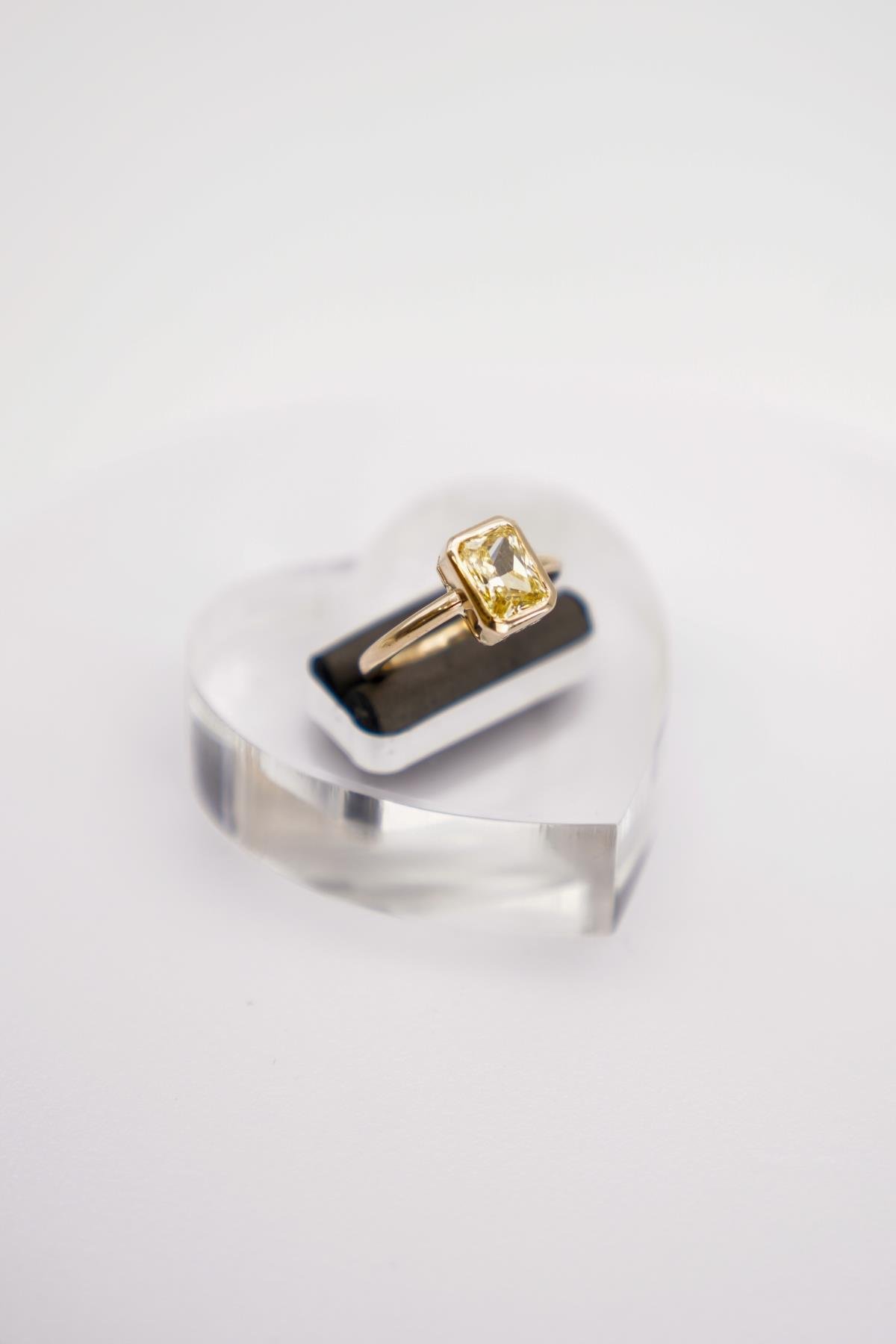 14 Ayar Altın Sitrin Taşlı Yüzük – Modern Kesim Sarı Taşlı Şık ve Minimal Yüzük