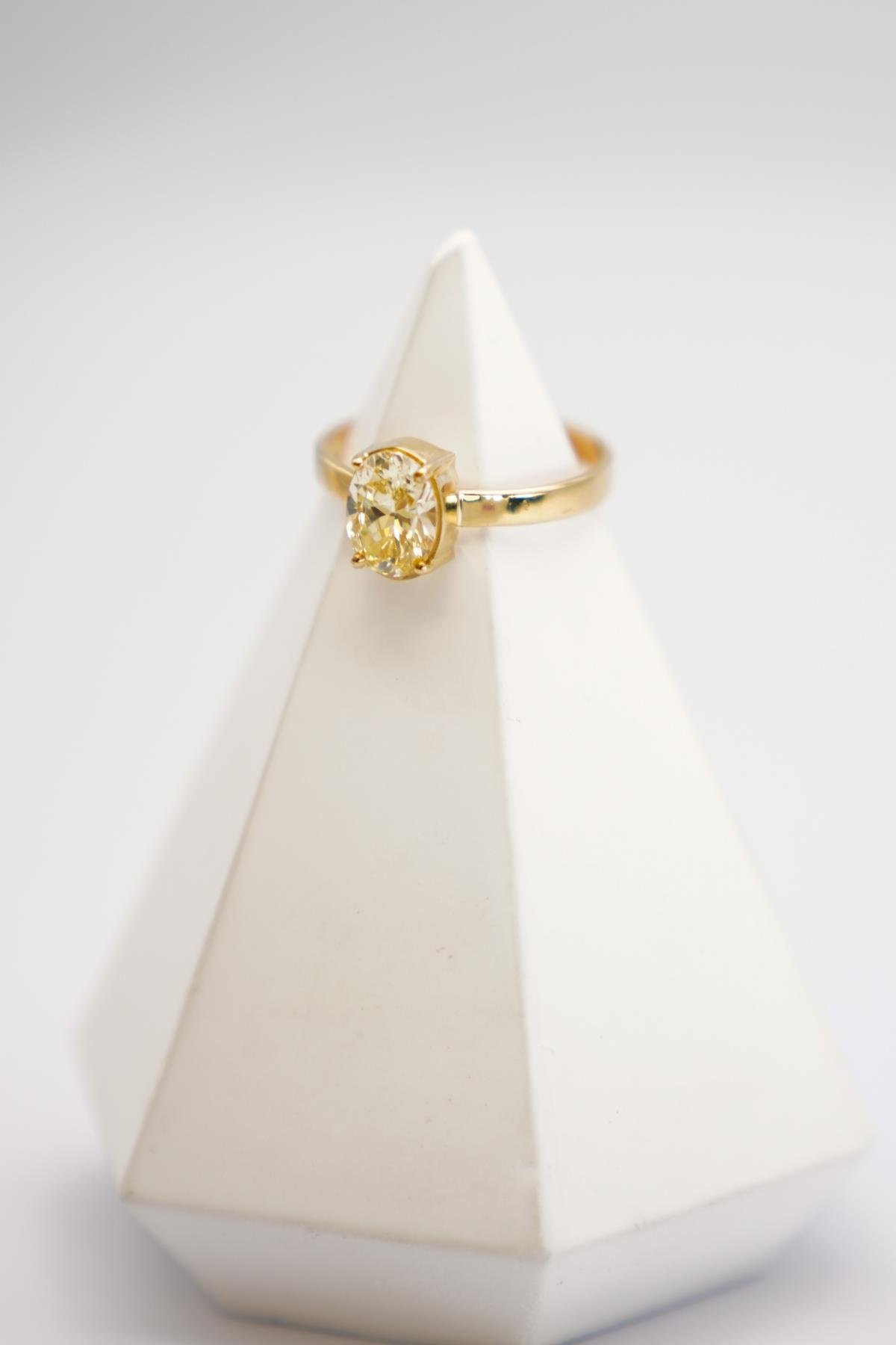 14 Ayar Altın Sitrin Taşlı Yüzük – Zarif Sarı Tonlarda Klasik ve Işıltılı Tasarım