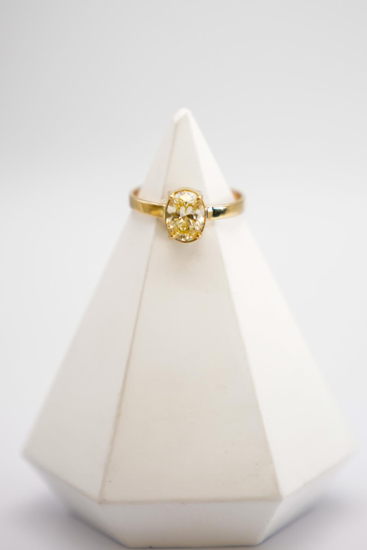 14 Ayar Altın Sitrin Taşlı Yüzük – Zarif Sarı Tonlarda Klasik ve Işıltılı Tasarım