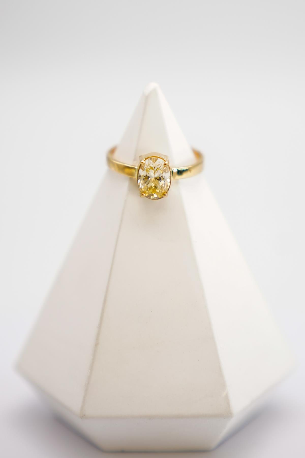 14 Ayar Altın Sitrin Taşlı Yüzük – Zarif Sarı Tonlarda Klasik ve Işıltılı Tasarım