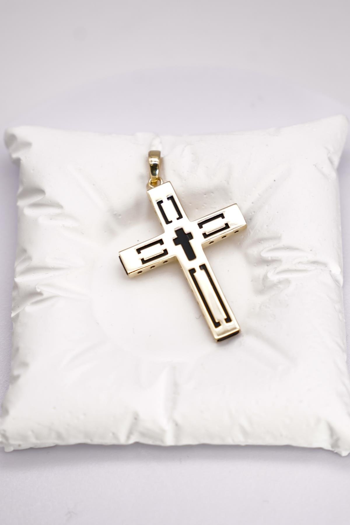 14 Ayar Altın Siyah Detaylı Büyük Boy Haç Formlu Kauçuk İşlemeli Kolye Ucu