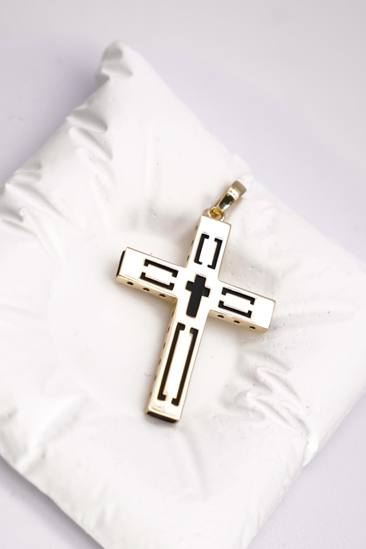 14 Ayar Altın Siyah Detaylı Büyük Boy Haç Formlu Kauçuk İşlemeli Kolye Ucu