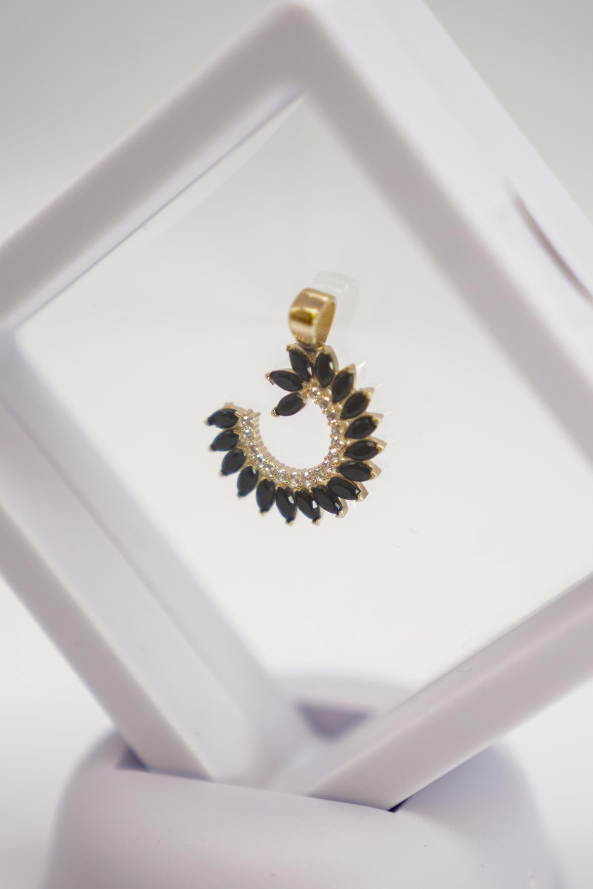 14 Ayar Altın Siyah Oniks Taşlı Özel Formlu Modern Tasarım Fantasy Kolye Ucu