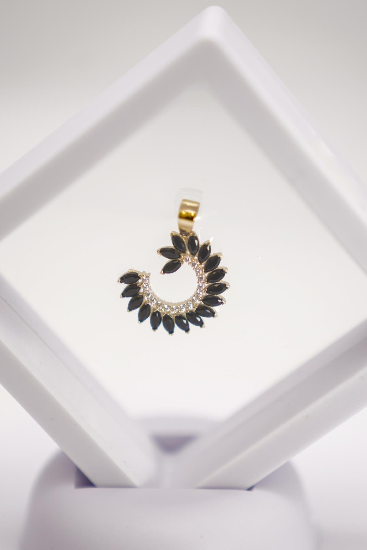 14 Ayar Altın Siyah Oniks Taşlı Özel Formlu Modern Tasarım Fantasy Kolye Ucu