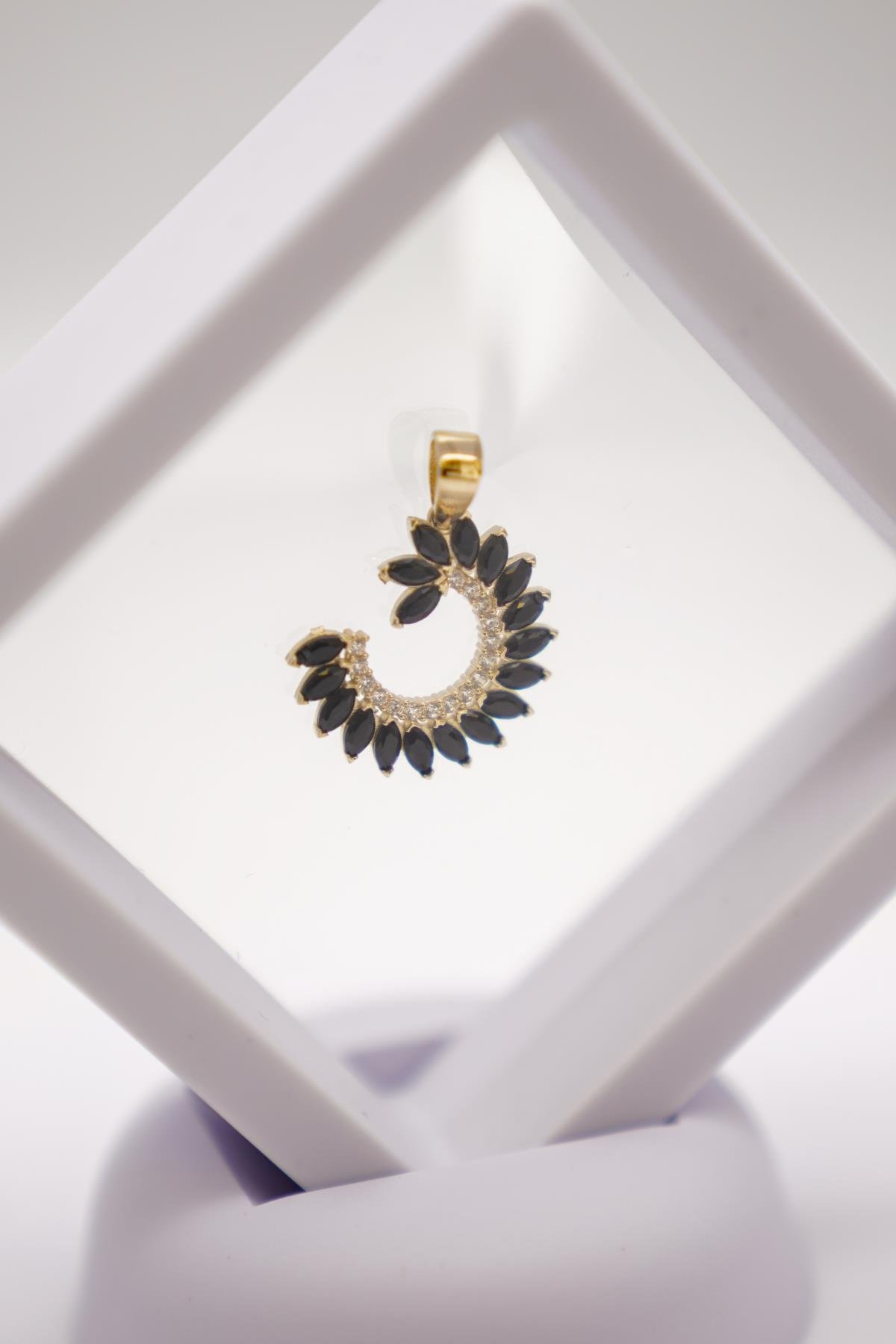 14 Ayar Altın Siyah Oniks Taşlı Özel Formlu Modern Tasarım Fantasy Kolye Ucu