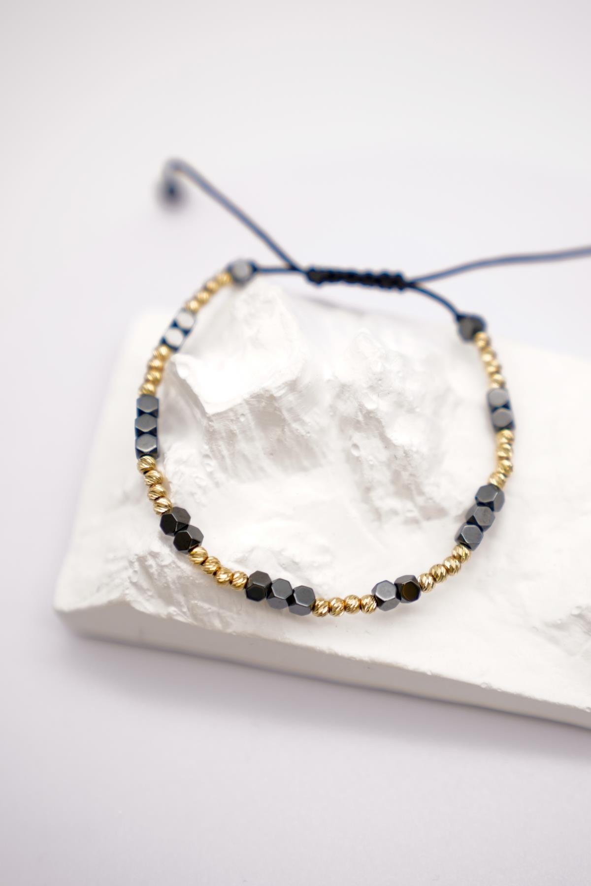 14 Ayar Altın Siyah Oniks ve Dorika Detaylı Ayarlanabilir İp Bileklik | Şık ve Modern Stil