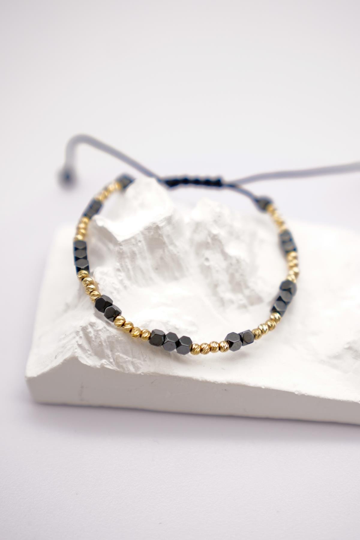 14 Ayar Altın Siyah Oniks ve Dorika Detaylı Ayarlanabilir İp Bileklik | Şık ve Modern Stil